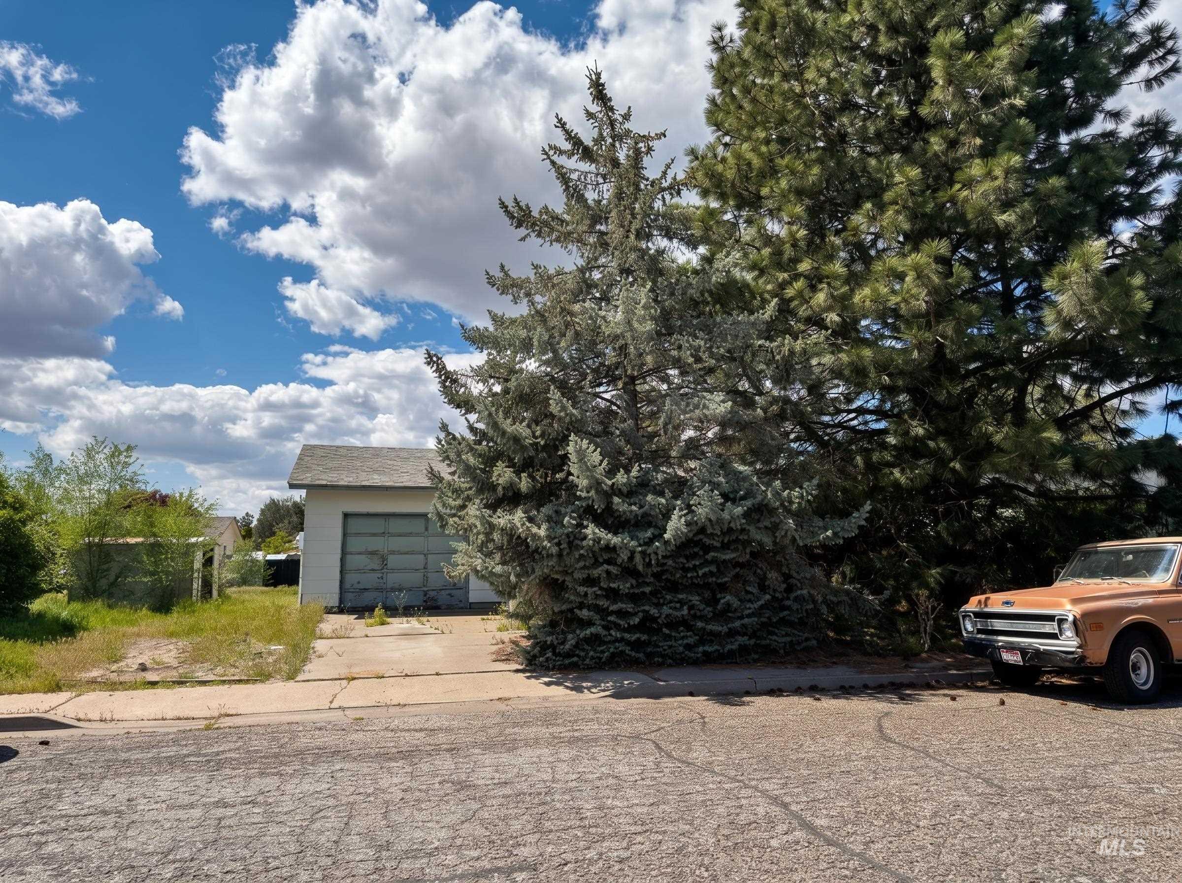 1305 N 2nd E, Mountain Home, Idaho 83647, 3 Bedrooms, 1 Bathroom, Residential For Sale, Price $180,000,MLS 98985049