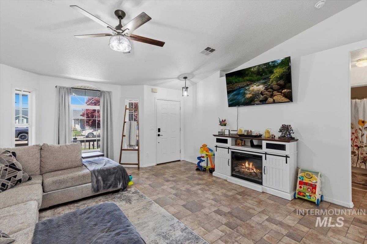 1020 Fox Brush St, Caldwell, Idaho 83607, 3 Bedrooms, 2 Bathrooms, Residential For Sale, Price $337,900,MLS 98985053