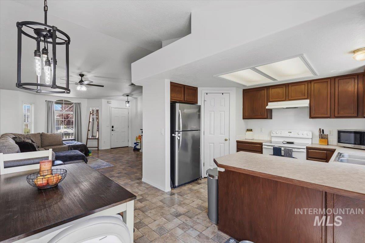 1020 Fox Brush St, Caldwell, Idaho 83607, 3 Bedrooms, 2 Bathrooms, Residential For Sale, Price $337,900,MLS 98985053