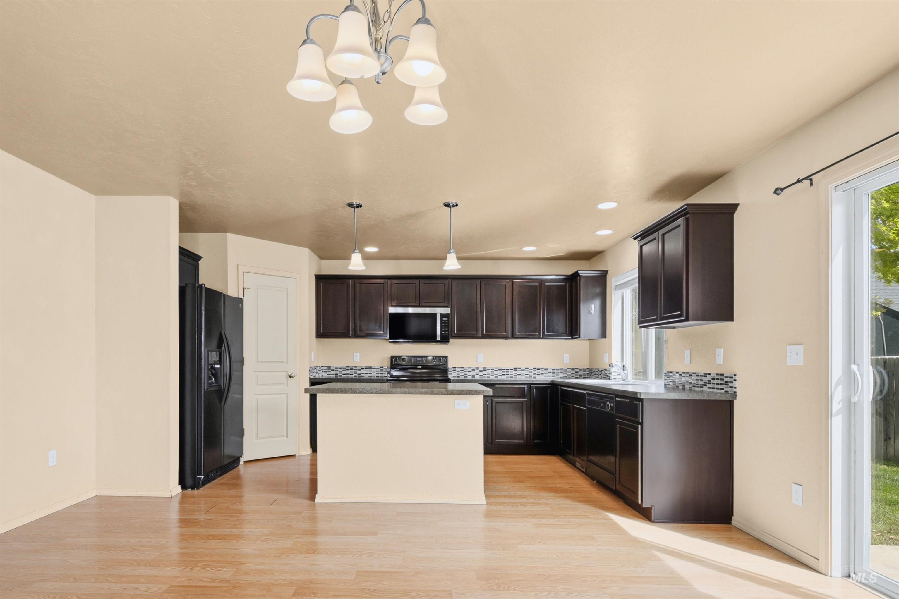 243 W White Sands Dr, Meridian, Idaho 83646, 5 Bedrooms, 2.5 Bathrooms, Residential For Sale, Price $550,000,MLS 98985054