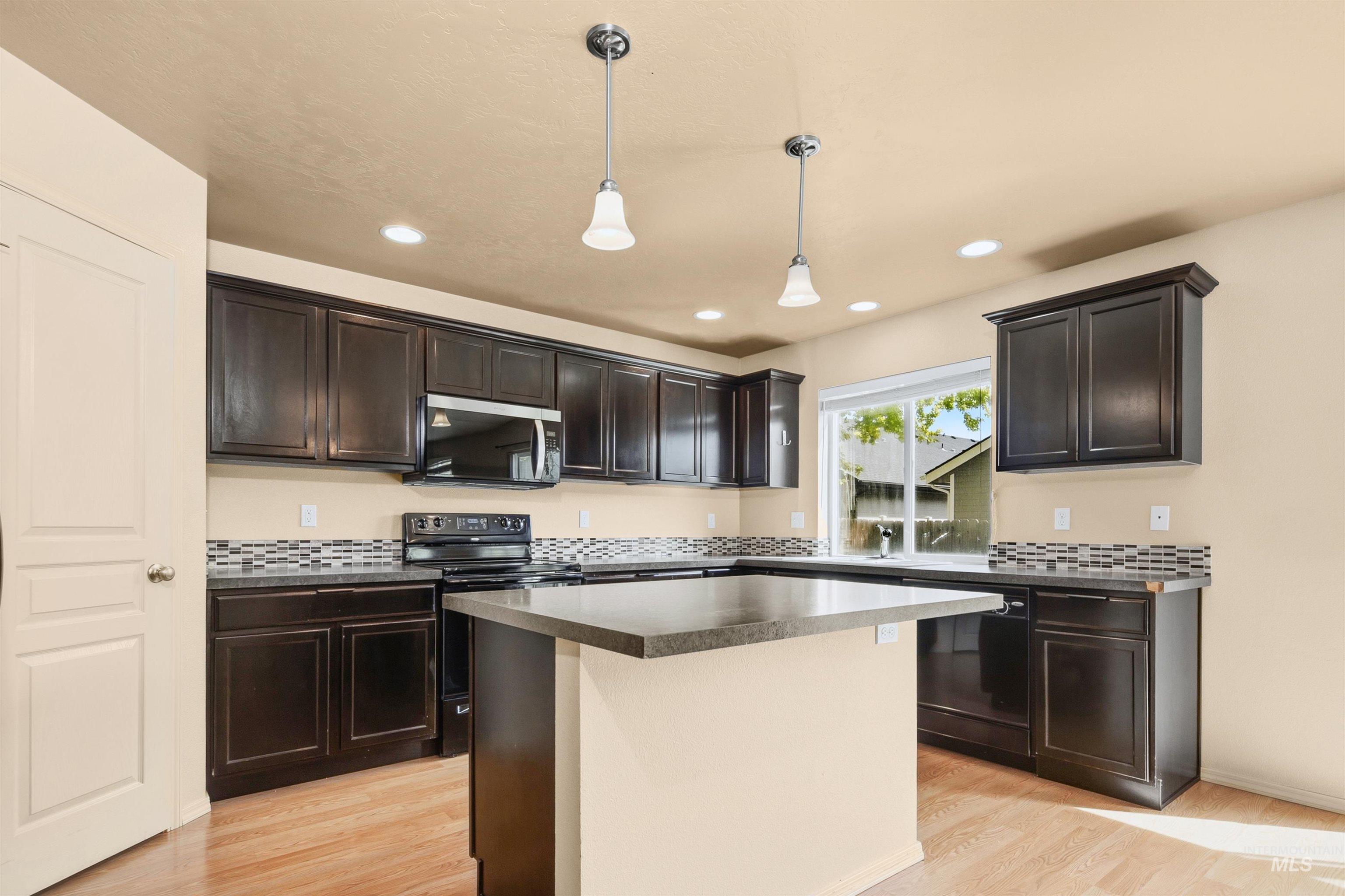 243 W White Sands Dr, Meridian, Idaho 83646, 5 Bedrooms, 2.5 Bathrooms, Residential For Sale, Price $550,000,MLS 98985054