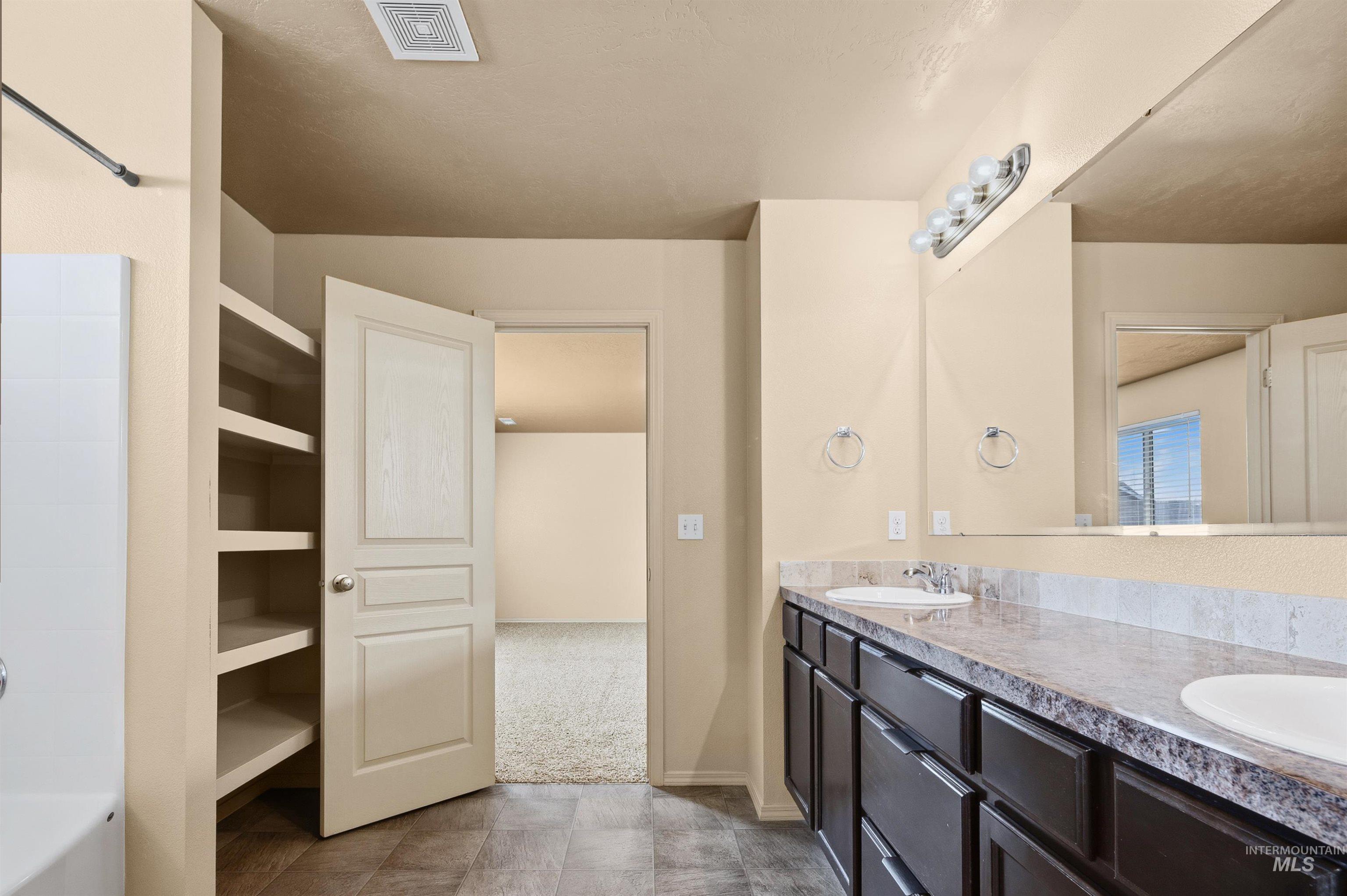 243 W White Sands Dr, Meridian, Idaho 83646, 5 Bedrooms, 2.5 Bathrooms, Residential For Sale, Price $550,000,MLS 98985054