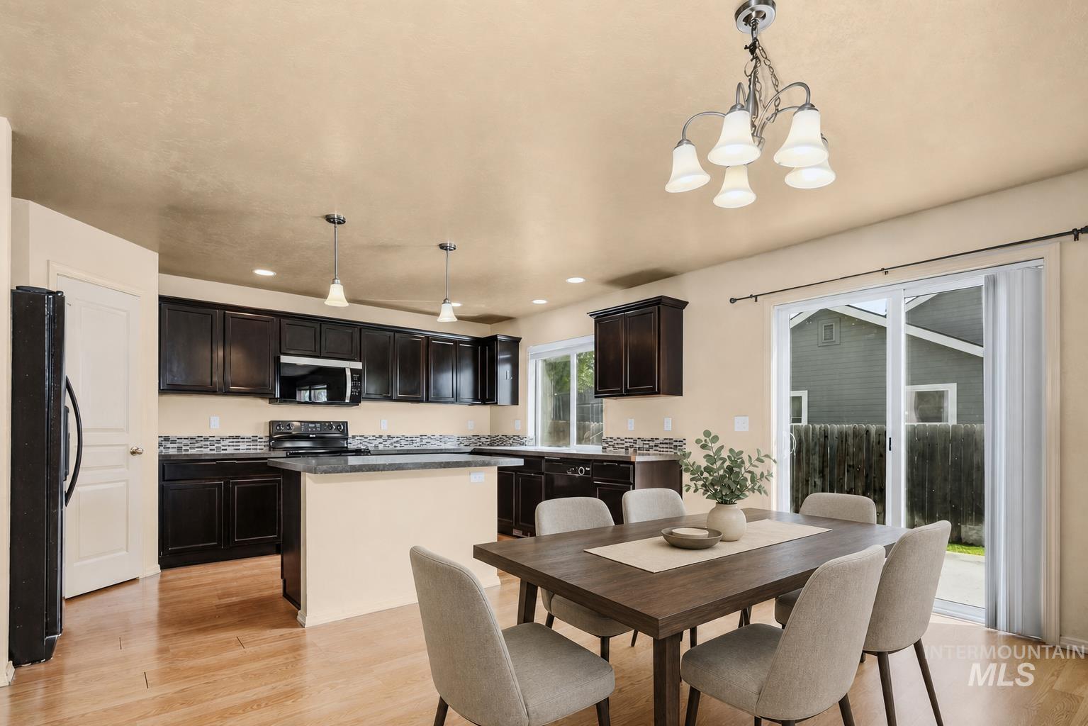 243 W White Sands Dr, Meridian, Idaho 83646, 5 Bedrooms, 2.5 Bathrooms, Residential For Sale, Price $550,000,MLS 98985054