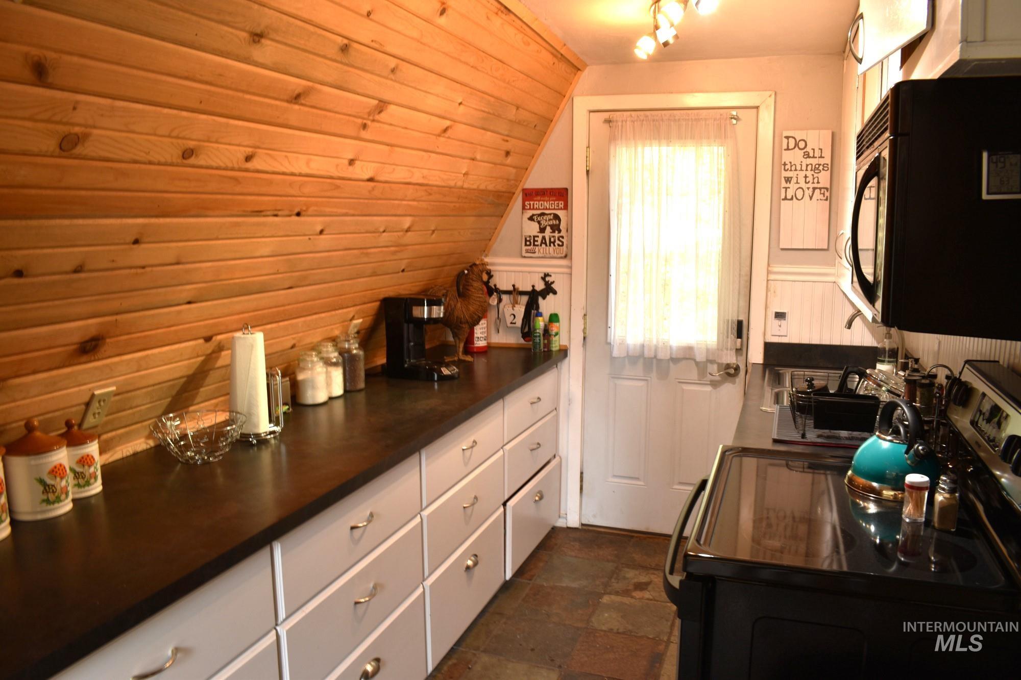 2433 Maverick Rd, Donnelly, Idaho 83615, 2 Bedrooms, 1 Bathroom, Residential For Sale, Price $529,000,MLS 98985065