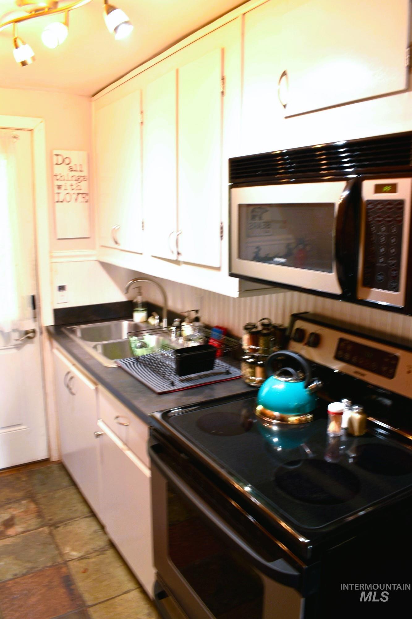 2433 Maverick Rd, Donnelly, Idaho 83615, 2 Bedrooms, 1 Bathroom, Residential For Sale, Price $529,000,MLS 98985065