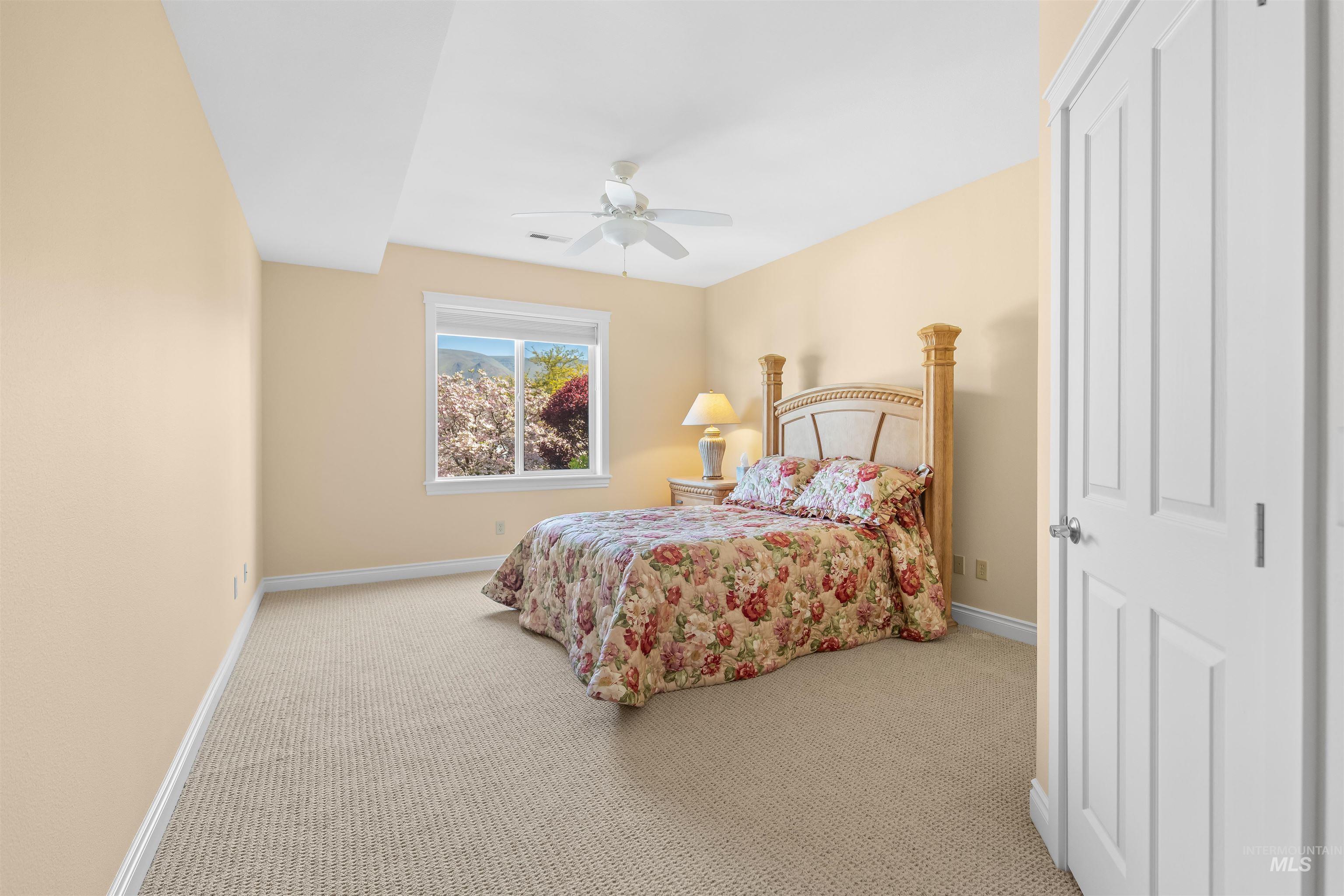 910 Vineland Dr., Clarkston, Washington 99403, 3 Bedrooms, 3 Bathrooms, Residential For Sale, Price $498,000, 98985074