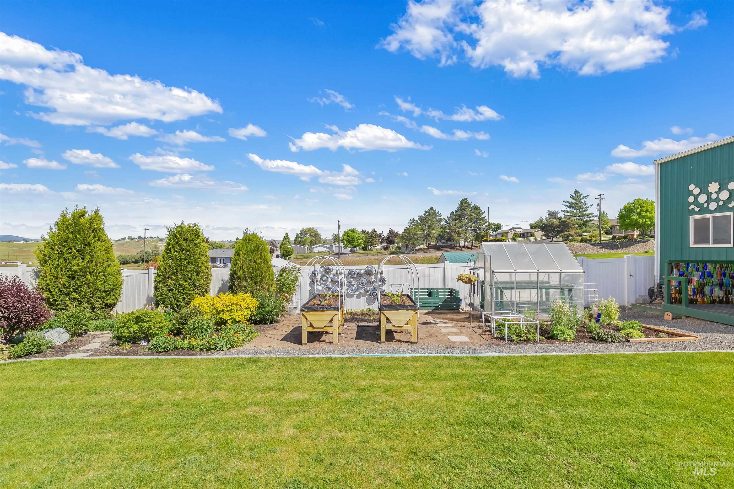 2237 Chukar Lane, Clarkston, Washington 99403, 3 Bedrooms, 3 Bathrooms, Residential For Sale, Price $476,500,MLS 98985076