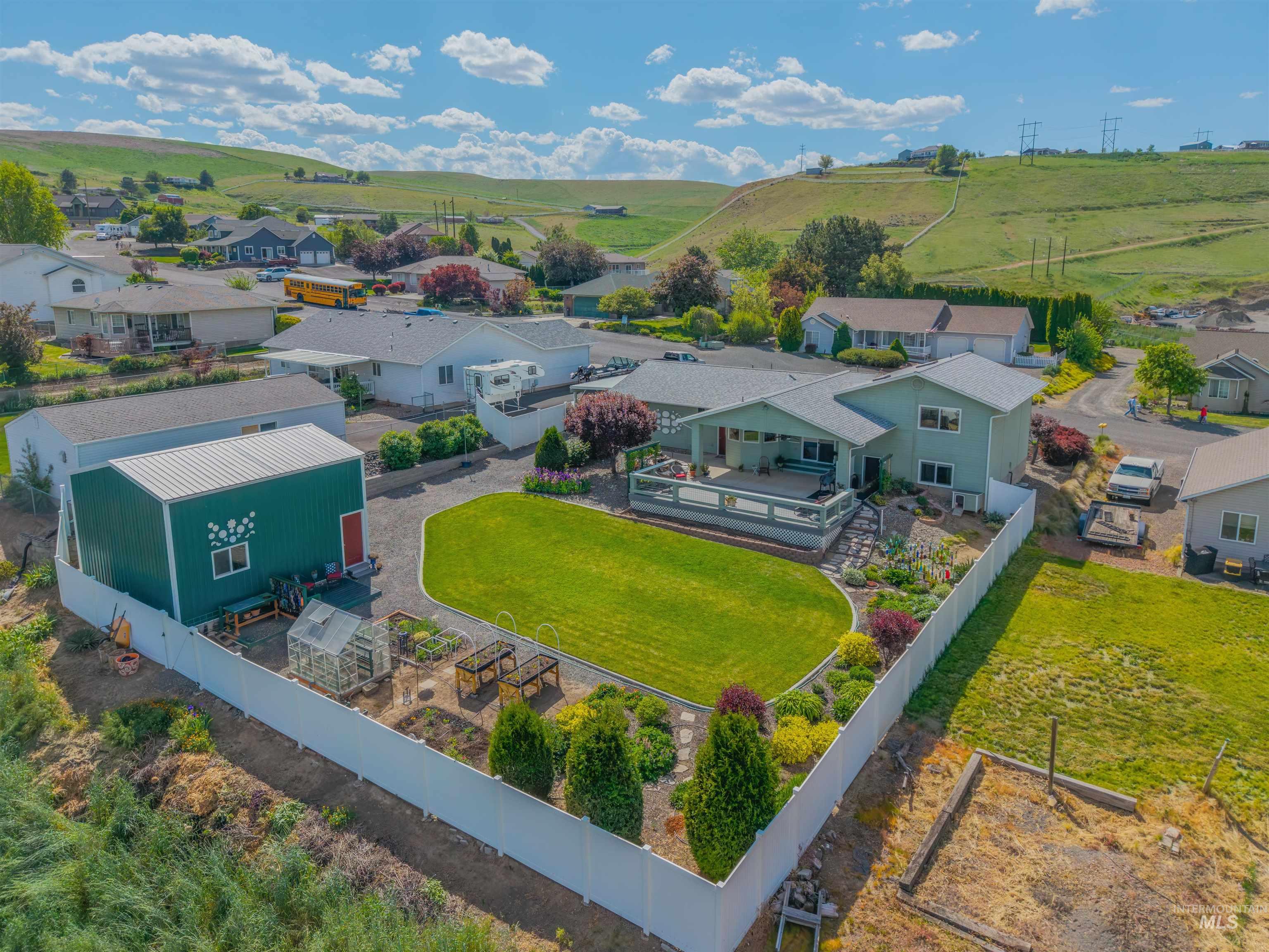 2237 Chukar Lane, Clarkston, Washington 99403, 3 Bedrooms, 3 Bathrooms, Residential For Sale, Price $476,500,MLS 98985076