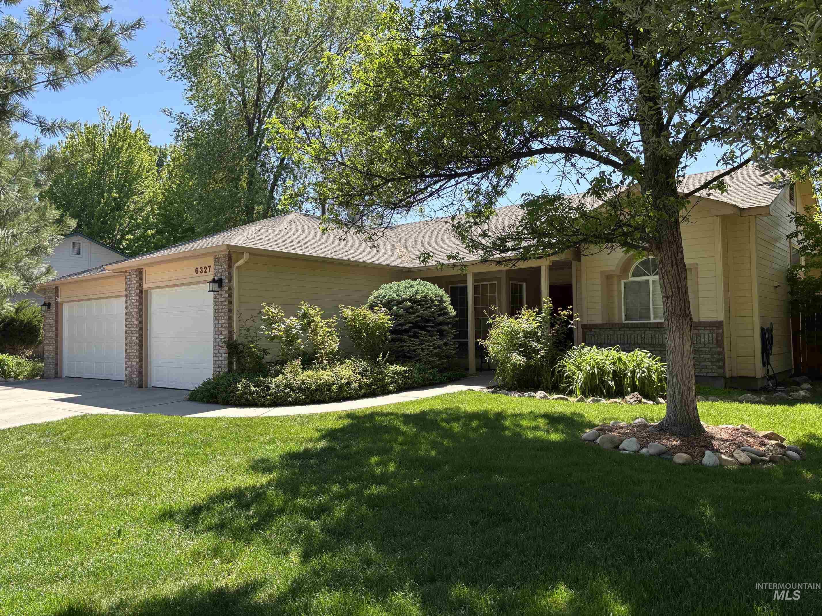6327 S Mangrove Pl., Boise, Idaho 83716, 3 Bedrooms, 2 Bathrooms, Residential For Sale, Price $539,900,MLS 98985077