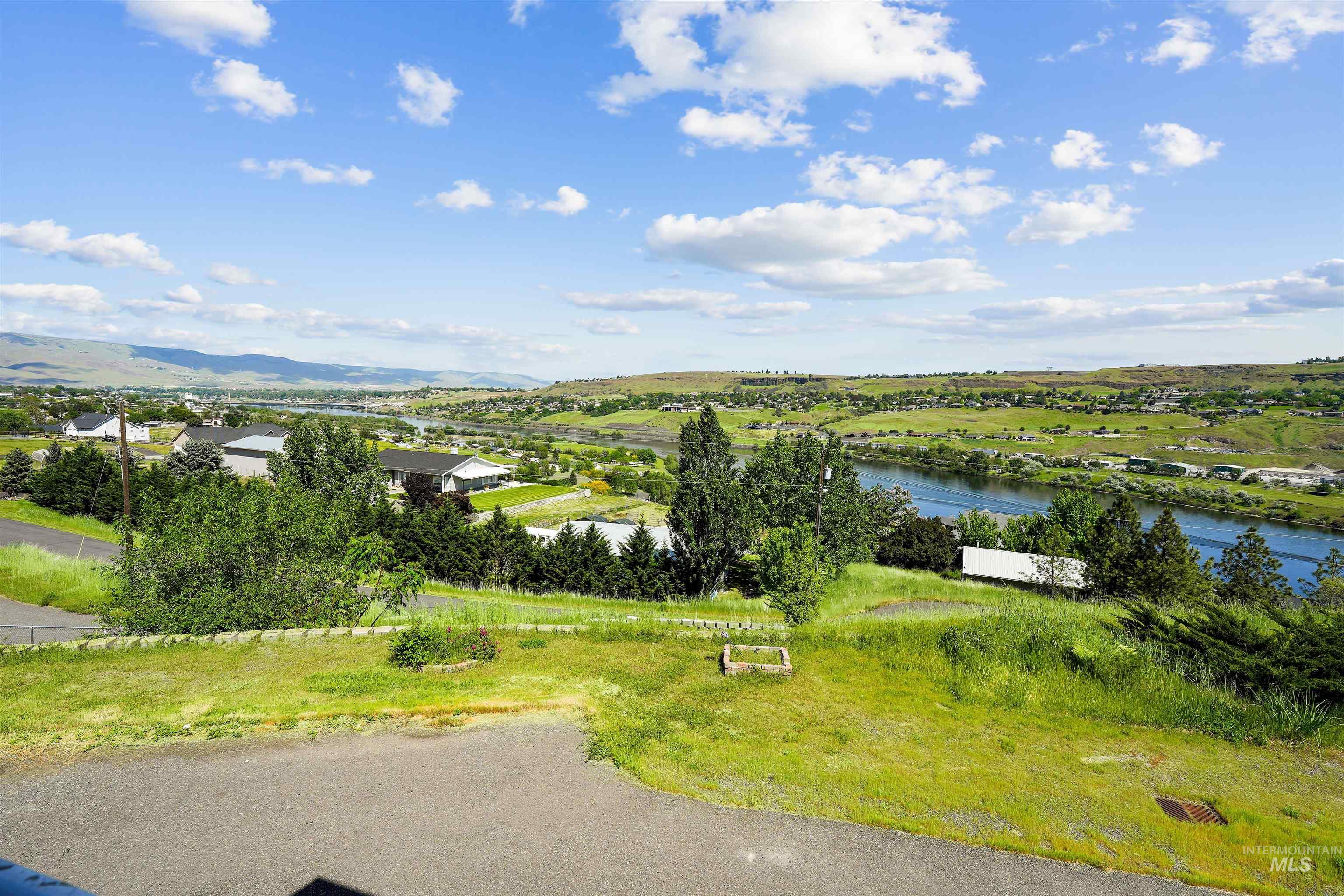 2750 S Perry Lane, Clarkston, Washington 99403, 6 Bedrooms, 3 Bathrooms, Residential For Sale, Price $925,000, 98985082