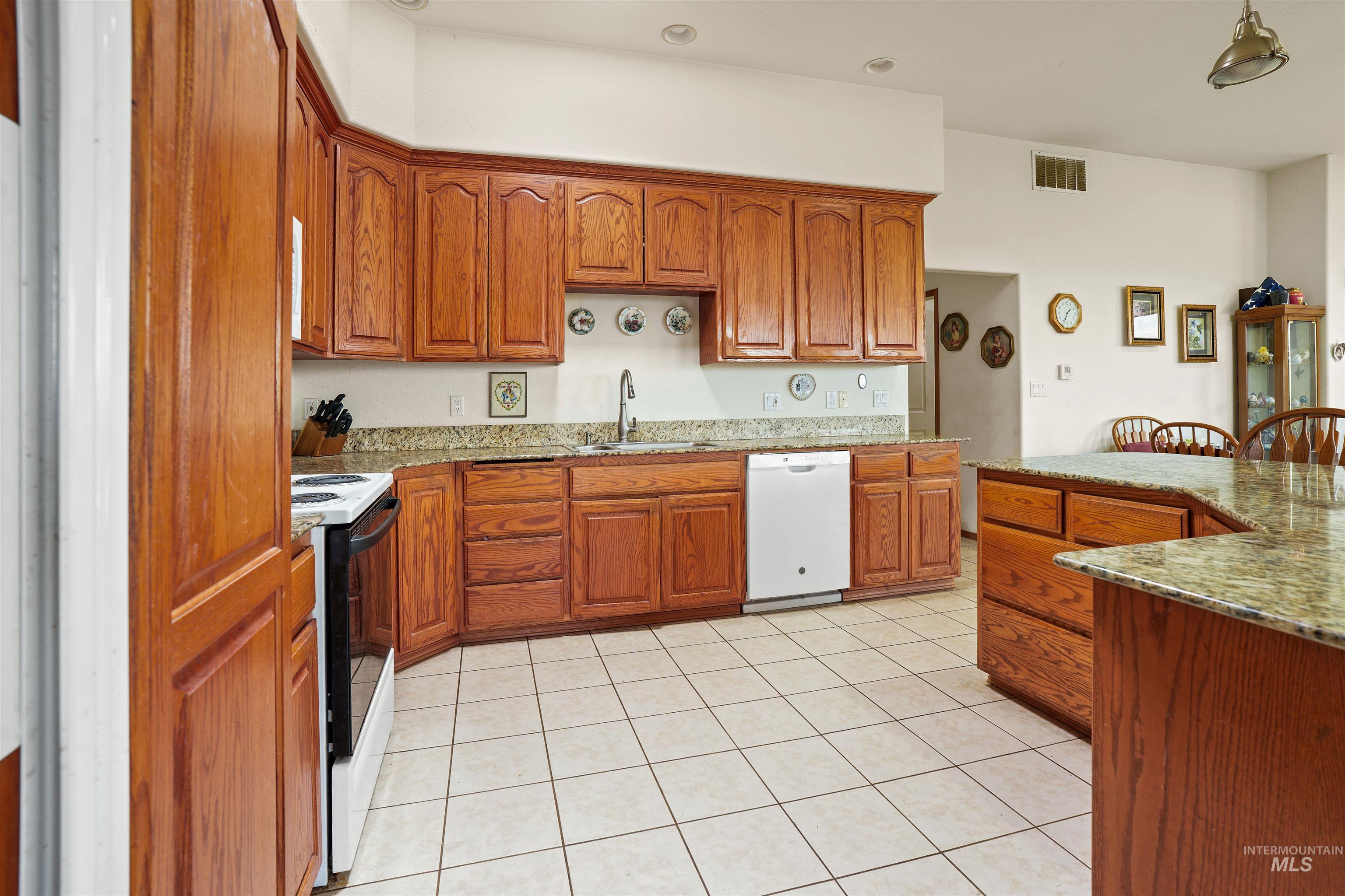 2750 S Perry Lane, Clarkston, Washington 99403, 6 Bedrooms, 3 Bathrooms, Residential For Sale, Price $925,000, 98985082
