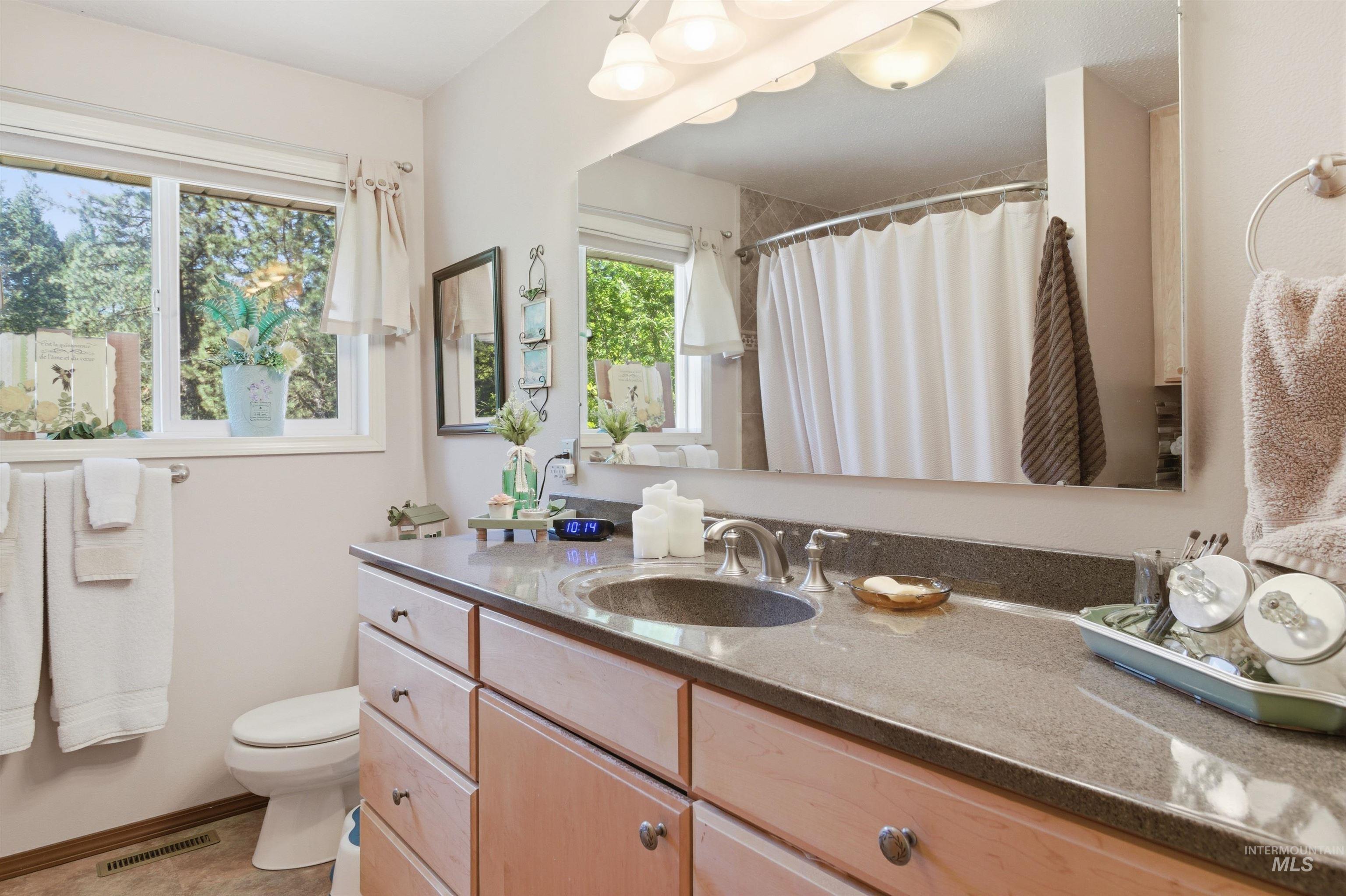 1140 Lyon Rd, Moscow, Idaho 83843, 5 Bedrooms, 3 Bathrooms, Residential For Sale, Price $910,000,MLS 98985083