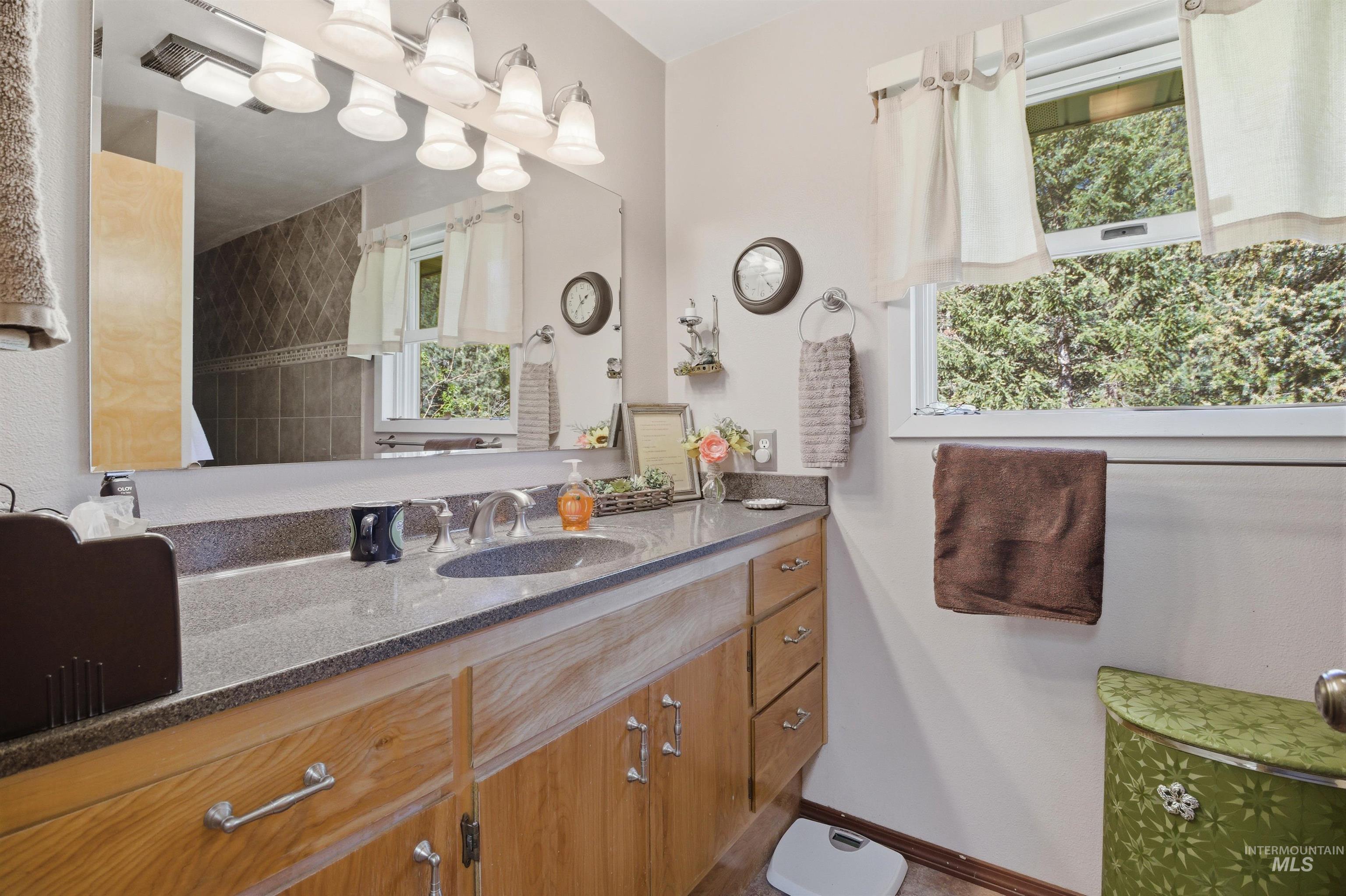 1140 Lyon Rd, Moscow, Idaho 83843, 5 Bedrooms, 3 Bathrooms, Residential For Sale, Price $910,000,MLS 98985083