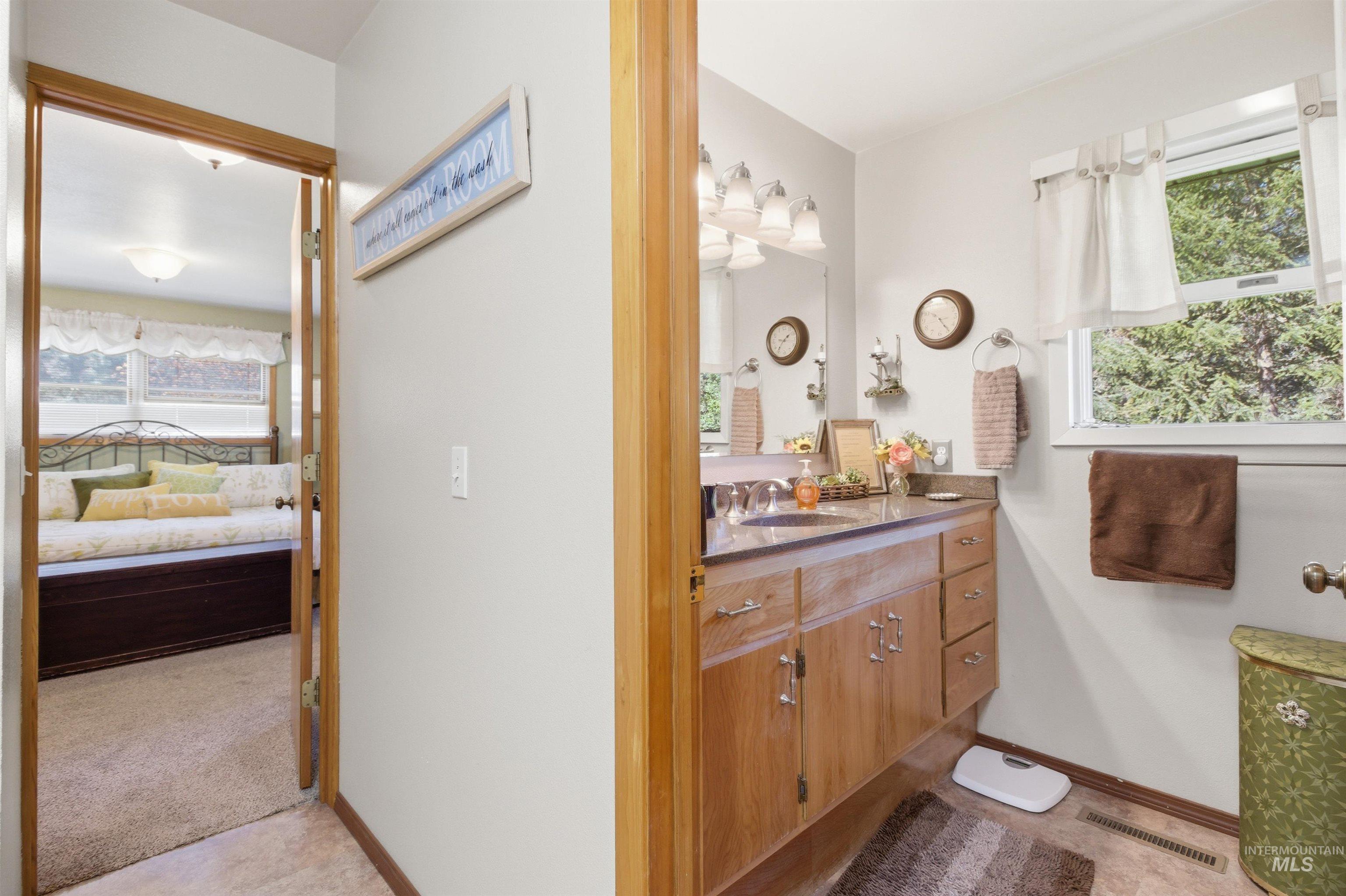 1140 Lyon Rd, Moscow, Idaho 83843, 5 Bedrooms, 3 Bathrooms, Residential For Sale, Price $910,000,MLS 98985083
