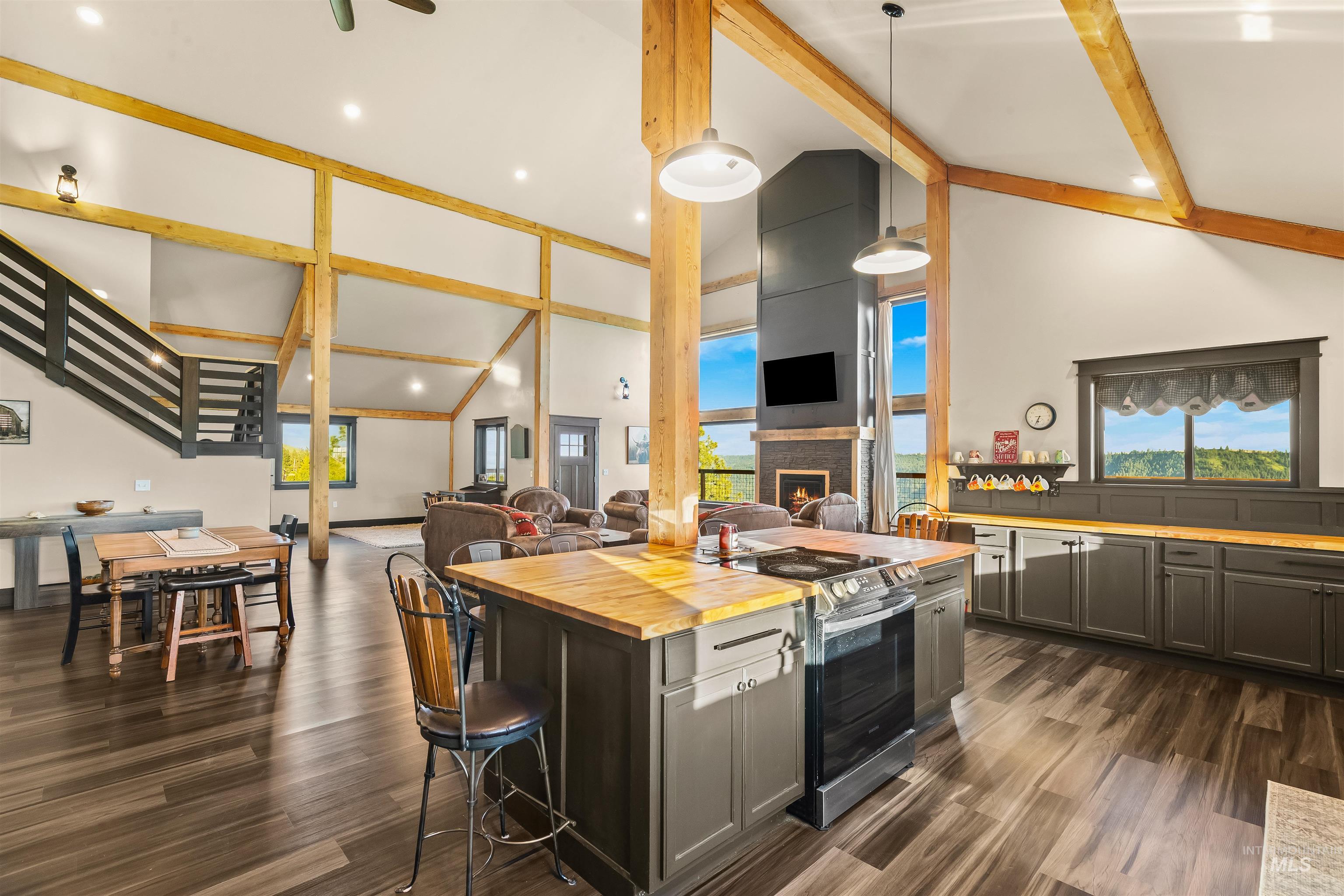 520 Valley View Dr, Lenore, Idaho 83541, 5 Bedrooms, 4 Bathrooms, Residential For Sale, Price $769,000,MLS 98985092