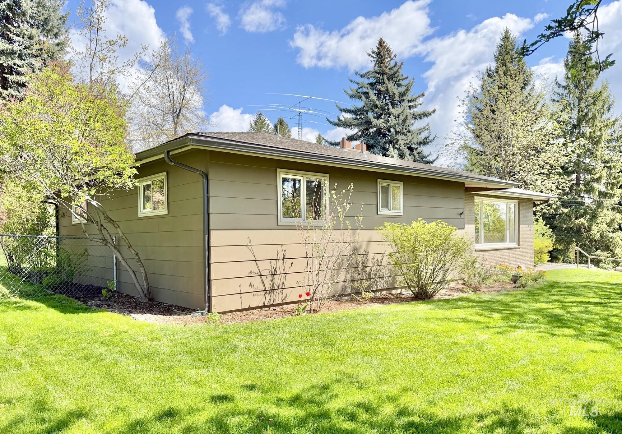 1740 Daves Ave, Moscow, Idaho 83843, 3 Bedrooms, 2 Bathrooms, Residential For Sale, Price $489,000,MLS 98985094