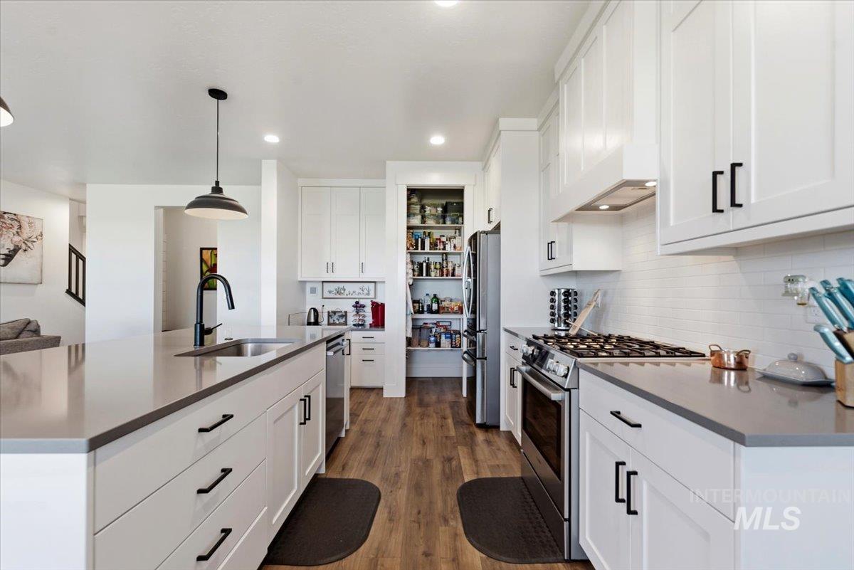 10128 Irongate Dr, Nampa, Idaho 83687, 4 Bedrooms, 2.5 Bathrooms, Residential For Sale, Price $559,900,MLS 98985098