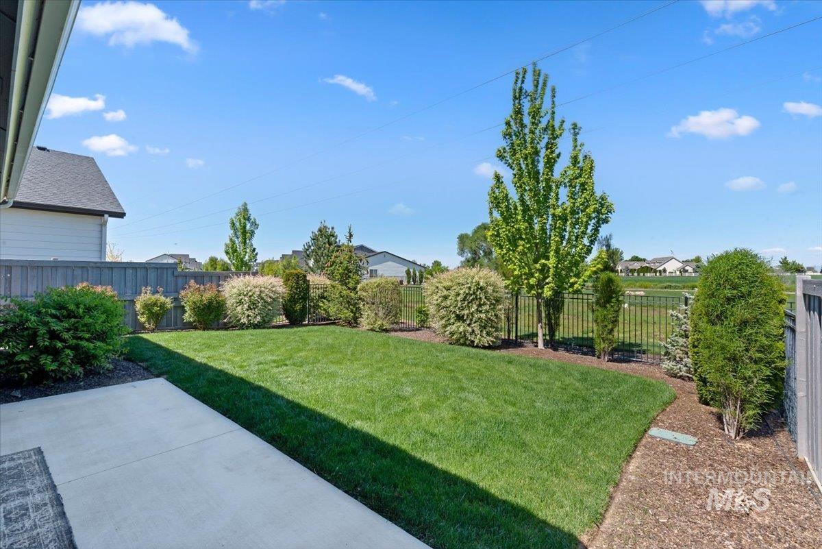 10128 Irongate Dr, Nampa, Idaho 83687, 4 Bedrooms, 2.5 Bathrooms, Residential For Sale, Price $559,900,MLS 98985098