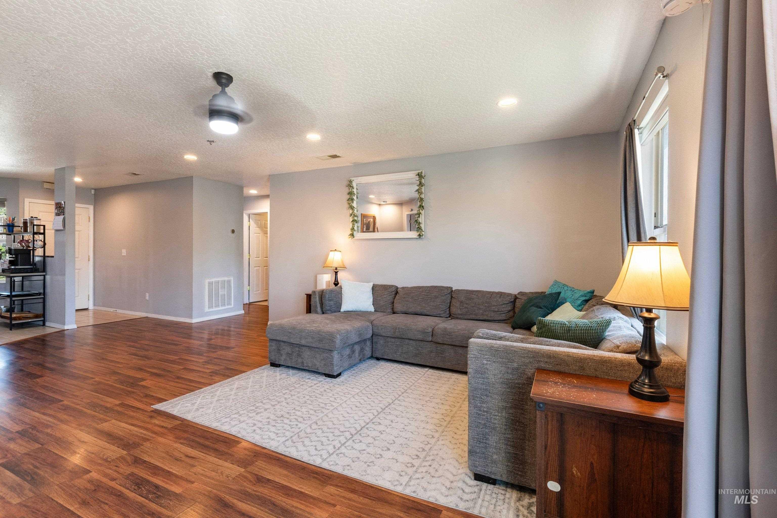 3512 W Vistapark Dr, Caldwell, Idaho 83605, 3 Bedrooms, 2 Bathrooms, Residential For Sale, Price $349,900,MLS 98985104