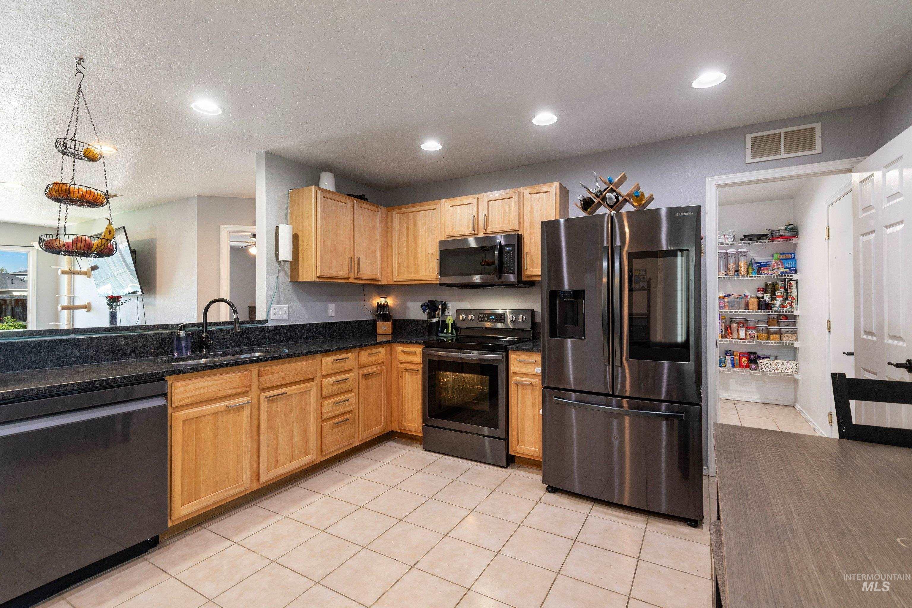 3512 W Vistapark Dr, Caldwell, Idaho 83605, 3 Bedrooms, 2 Bathrooms, Residential For Sale, Price $349,900,MLS 98985104
