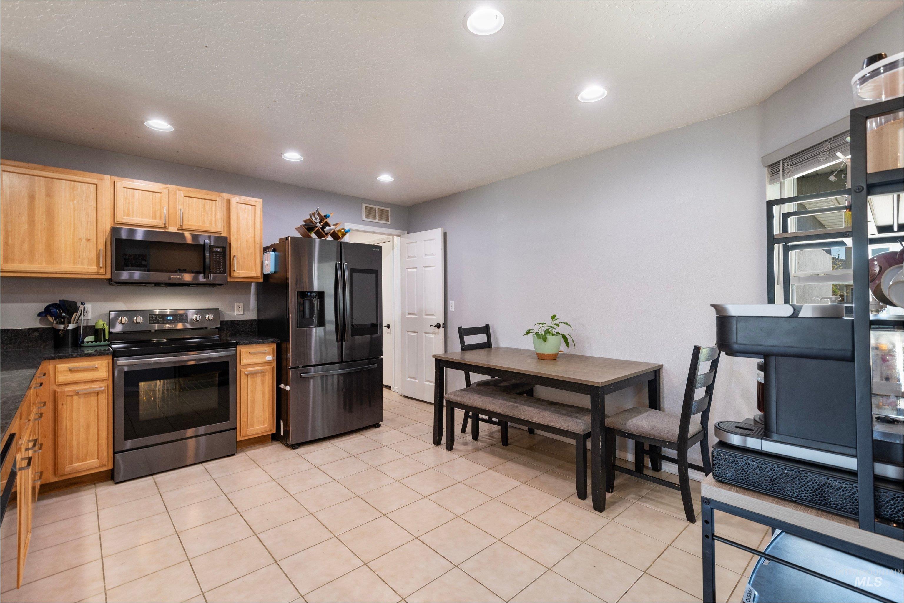3512 W Vistapark Dr, Caldwell, Idaho 83605, 3 Bedrooms, 2 Bathrooms, Residential For Sale, Price $349,900,MLS 98985104