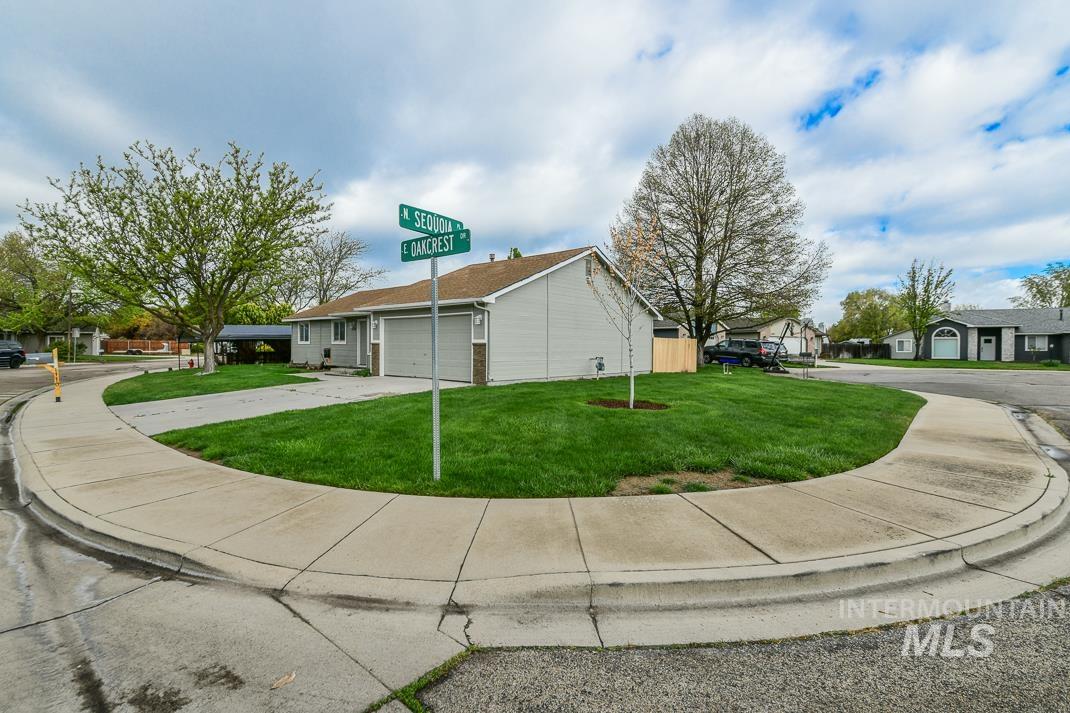 1770 E Oakcrest, Meridian, Idaho 83642, 4 Bedrooms, 2 Bathrooms, Residential For Sale, Price $414,900,MLS 98985107