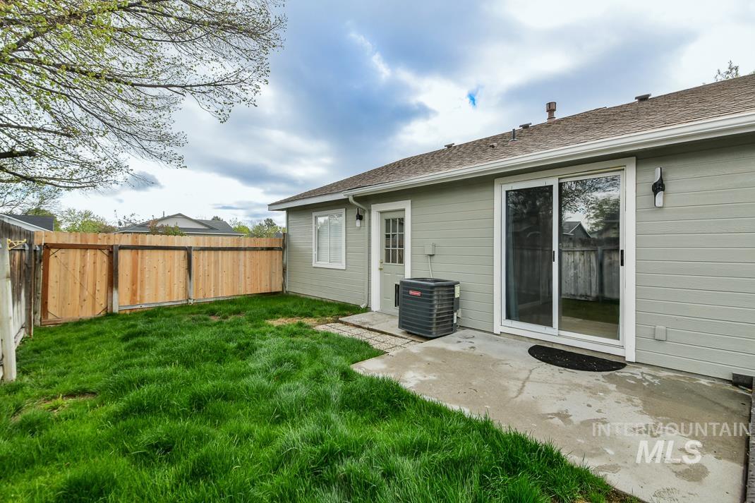 1770 E Oakcrest, Meridian, Idaho 83642, 4 Bedrooms, 2 Bathrooms, Residential For Sale, Price $414,900,MLS 98985107