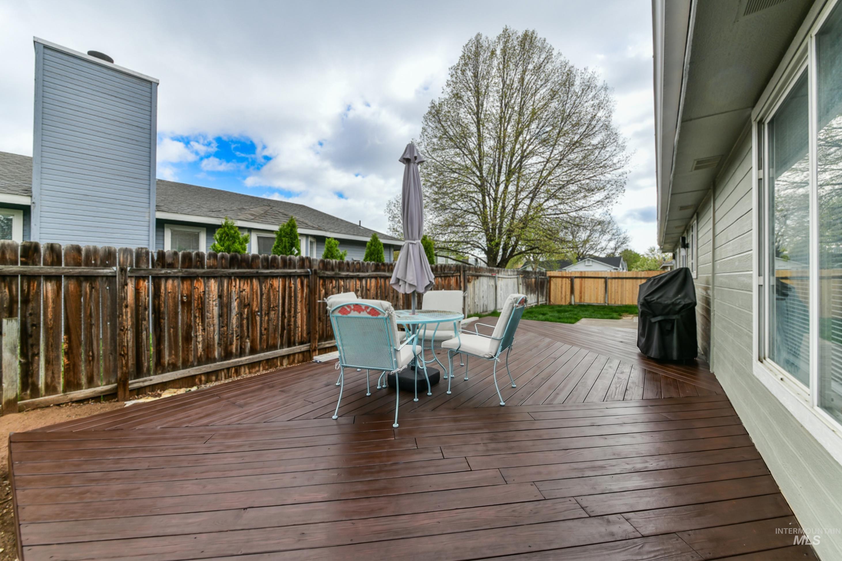 1770 E Oakcrest, Meridian, Idaho 83642, 4 Bedrooms, 2 Bathrooms, Residential For Sale, Price $414,900,MLS 98985107