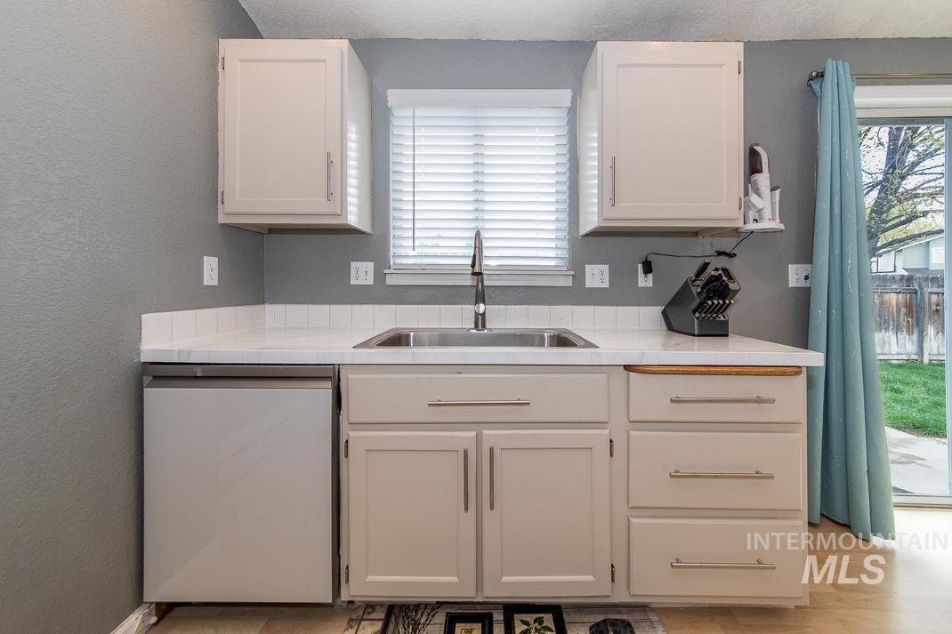 1770 E Oakcrest, Meridian, Idaho 83642, 4 Bedrooms, 2 Bathrooms, Residential For Sale, Price $414,900,MLS 98985107