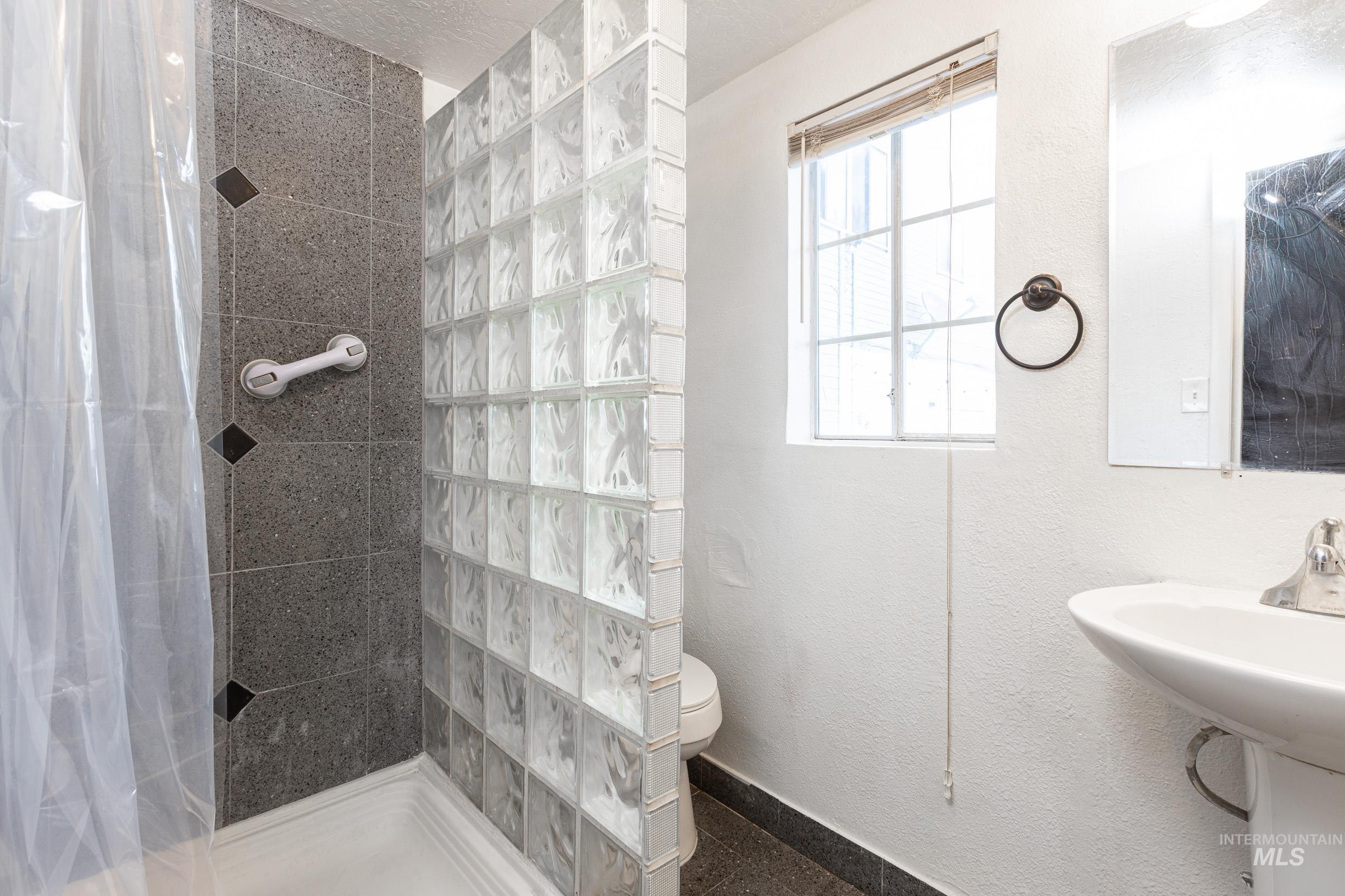 524 Lake Lowell Ave, Nampa, Idaho 83686, 4 Bedrooms, 2 Bathrooms, Residential Income For Sale, Price $699,990,MLS 98985108