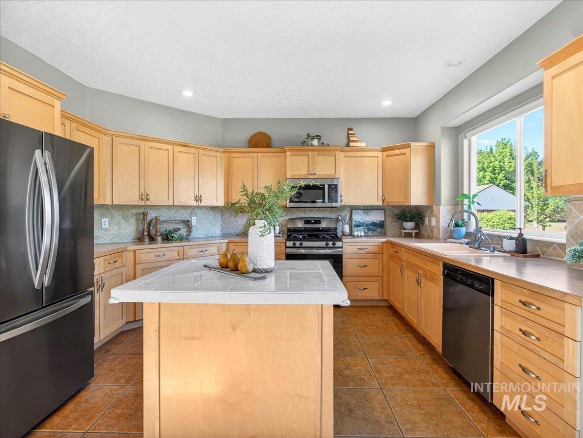 2220 UA Ave, Emmett, Idaho 83617, 4 Bedrooms, 2.5 Bathrooms, Residential For Sale, Price $769,900,MLS 98985111