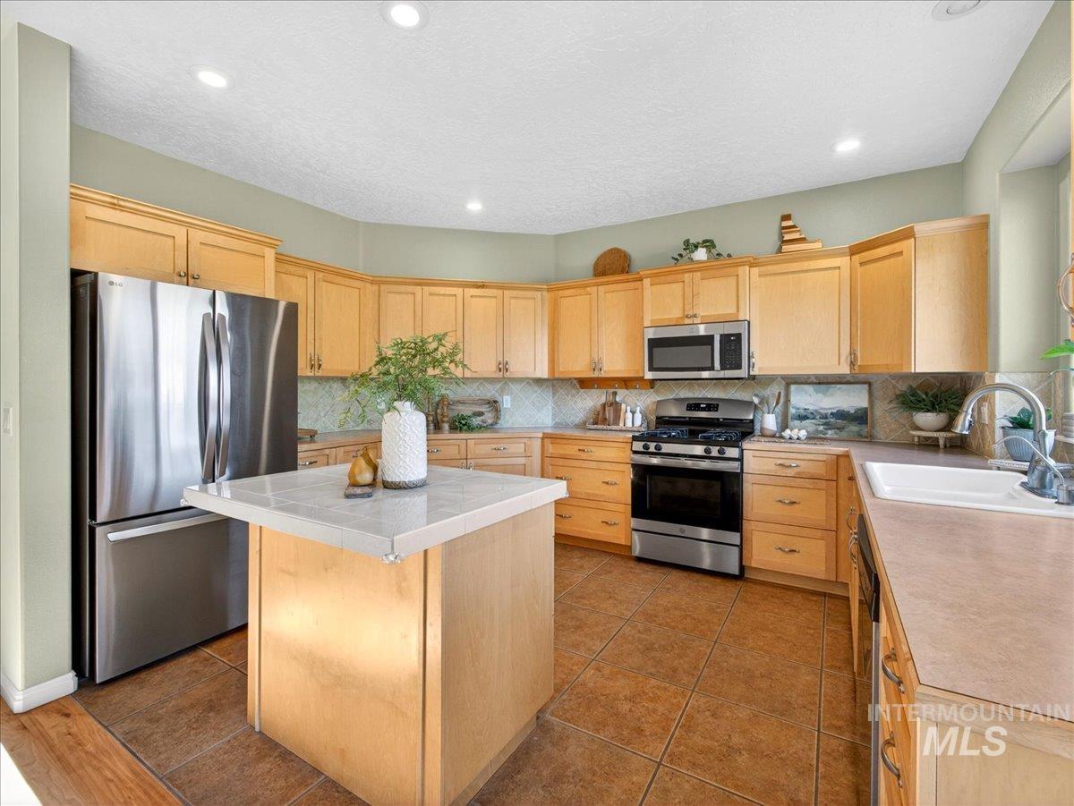 2220 UA Ave, Emmett, Idaho 83617, 4 Bedrooms, 2.5 Bathrooms, Residential For Sale, Price $769,900,MLS 98985111