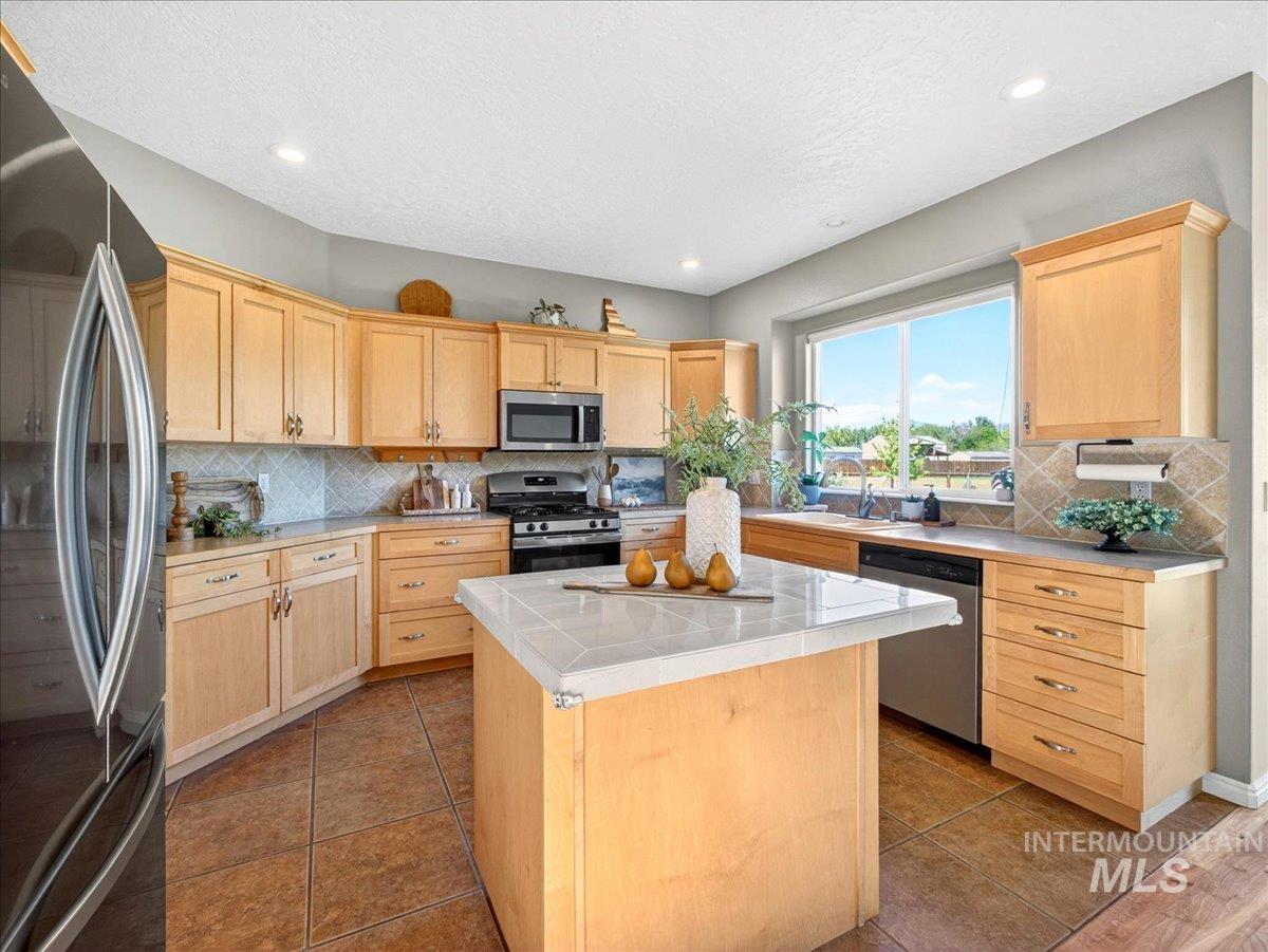 2220 UA Ave, Emmett, Idaho 83617, 4 Bedrooms, 2.5 Bathrooms, Residential For Sale, Price $769,900,MLS 98985111