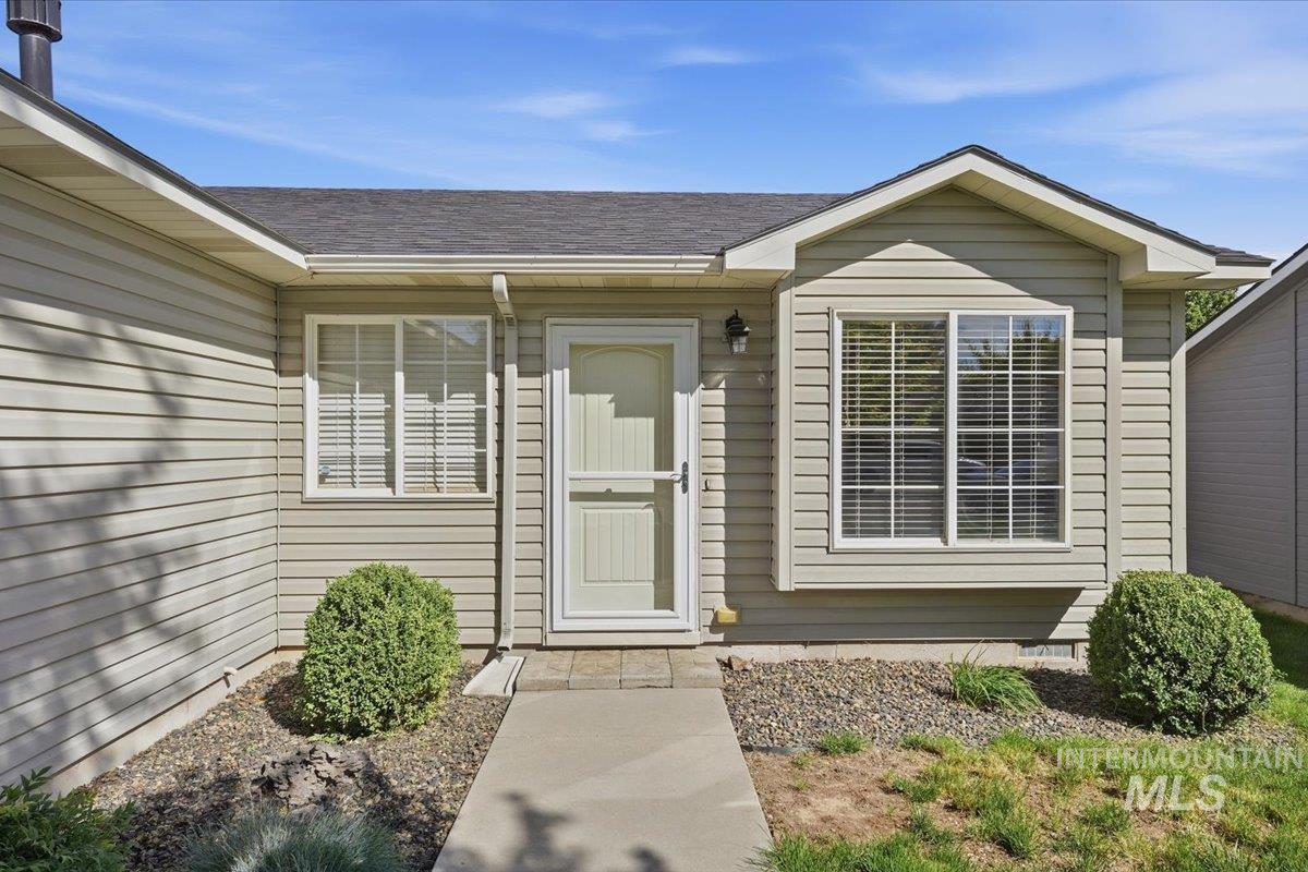 344 W Farmall, Kuna, Idaho 83634, 3 Bedrooms, 2 Bathrooms, Residential For Sale, Price $345,000,MLS 98985153