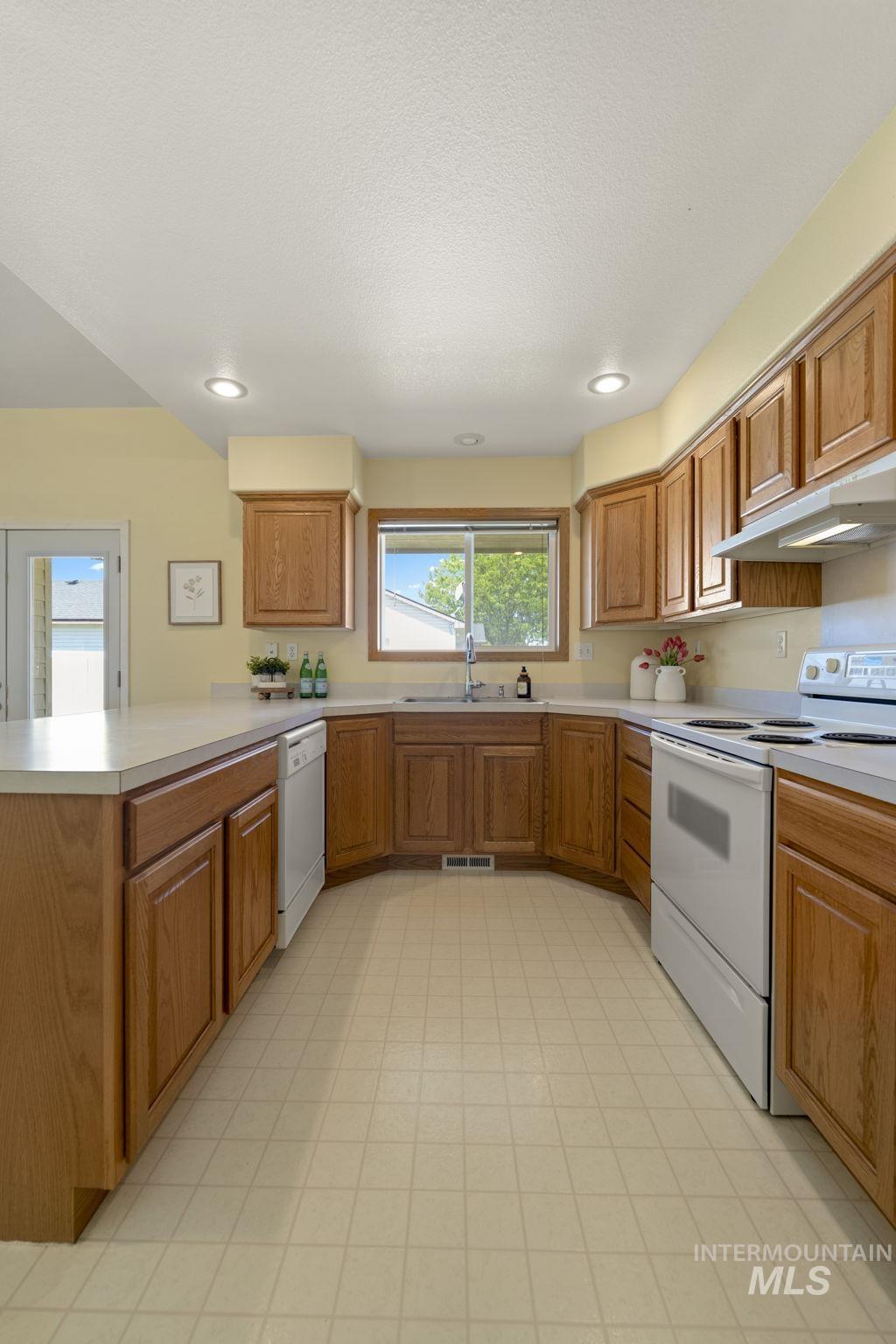 3114 Sunridge Dr, Caldwell, Idaho 83605, 3 Bedrooms, 2 Bathrooms, Residential For Sale, Price $340,000,MLS 98985168