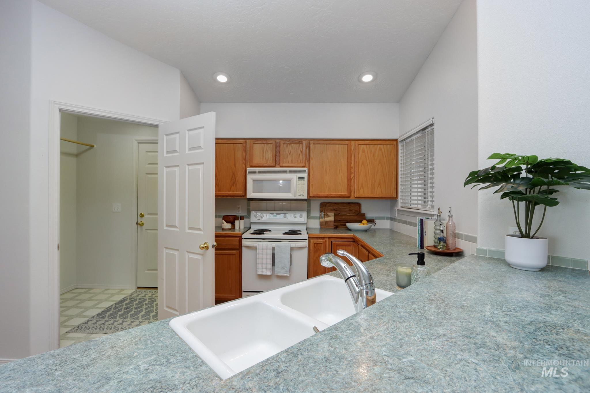 2640 N Englewood Way, Meridian, Idaho 83646, 2 Bedrooms, 2 Bathrooms, Residential For Sale, Price $384,000, 98985175