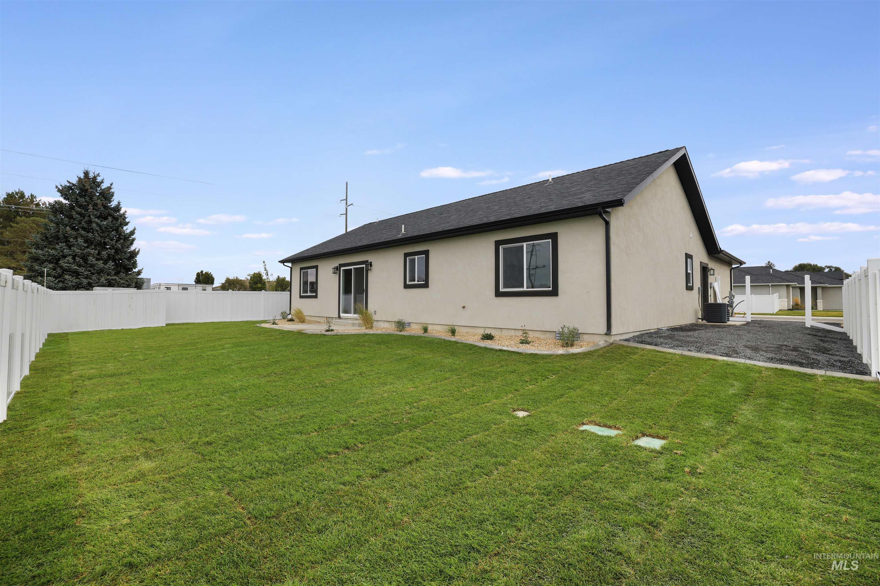 1401 Leslie Drive, Jerome, Idaho 83338, 3 Bedrooms, 2 Bathrooms, Residential For Sale, Price $399,900,MLS 98985191