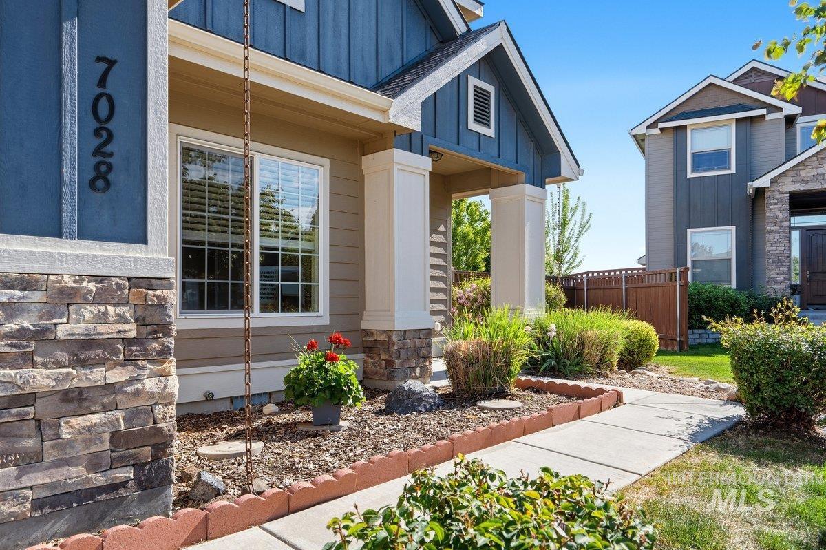 7028 W Ring Perch Court, Boise, Idaho 83709, 4 Bedrooms, 3.5 Bathrooms, Residential For Sale, Price $615,000,MLS 98985211