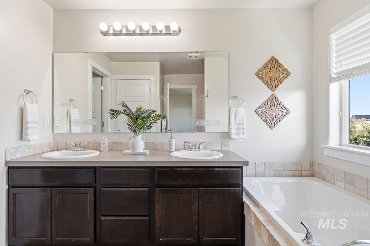 7028 W Ring Perch Court, Boise, Idaho 83709, 4 Bedrooms, 3.5 Bathrooms, Residential For Sale, Price $615,000,MLS 98985211