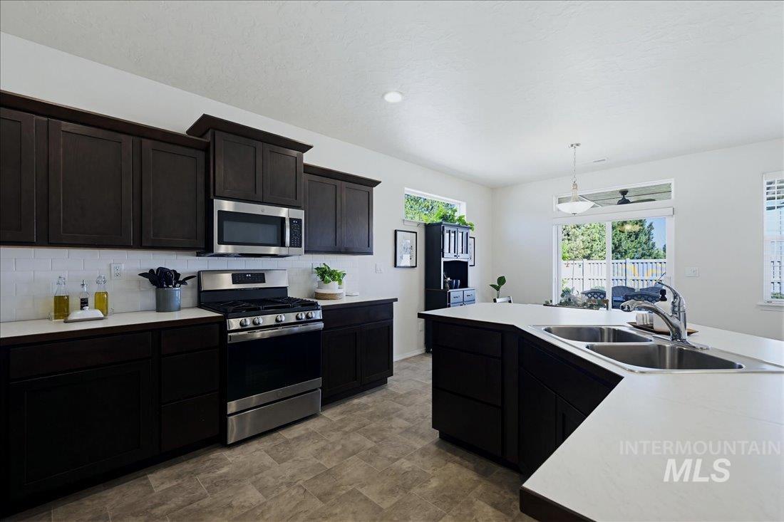 1354 Hayhook St., Middleton, Idaho 83644, 3 Bedrooms, 2 Bathrooms, Residential For Sale, Price $427,000,MLS 98985215
