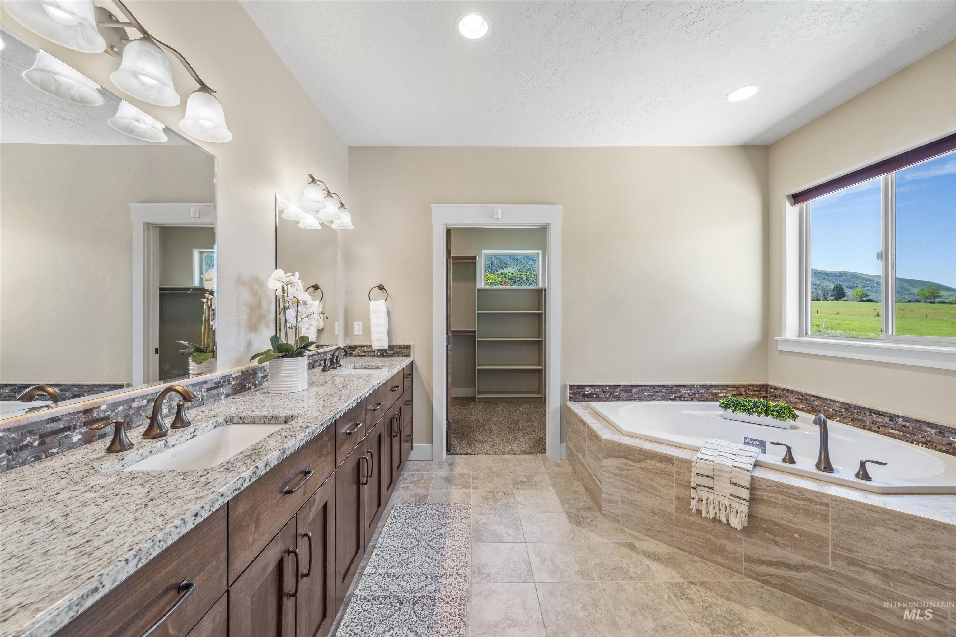 6 Rim Canyon Ln, Boise, Idaho 83716, 3 Bedrooms, 3 Bathrooms, Residential For Sale, Price $975,000,MLS 98985222