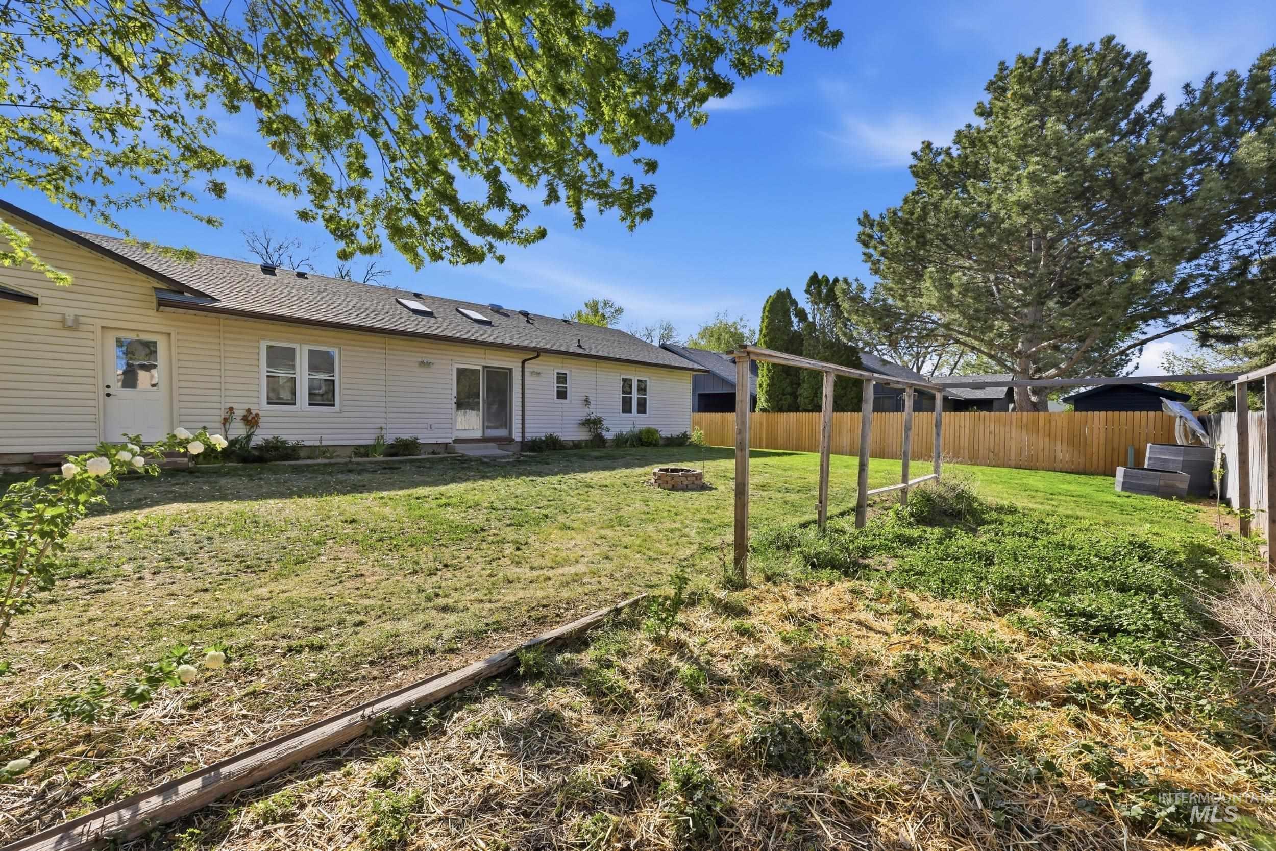 1825 N 6th E, Mountain Home, Idaho 83647, 3 Bedrooms, 2 Bathrooms, Residential For Sale, Price $400,000, 98985230