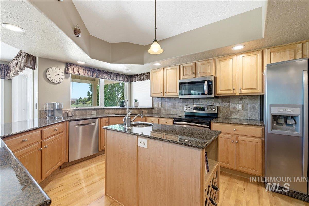 9547 W Golden View Dr, Star, Idaho 83669, 4 Bedrooms, 2.5 Bathrooms, Residential For Sale, Price $999,900,MLS 98985242