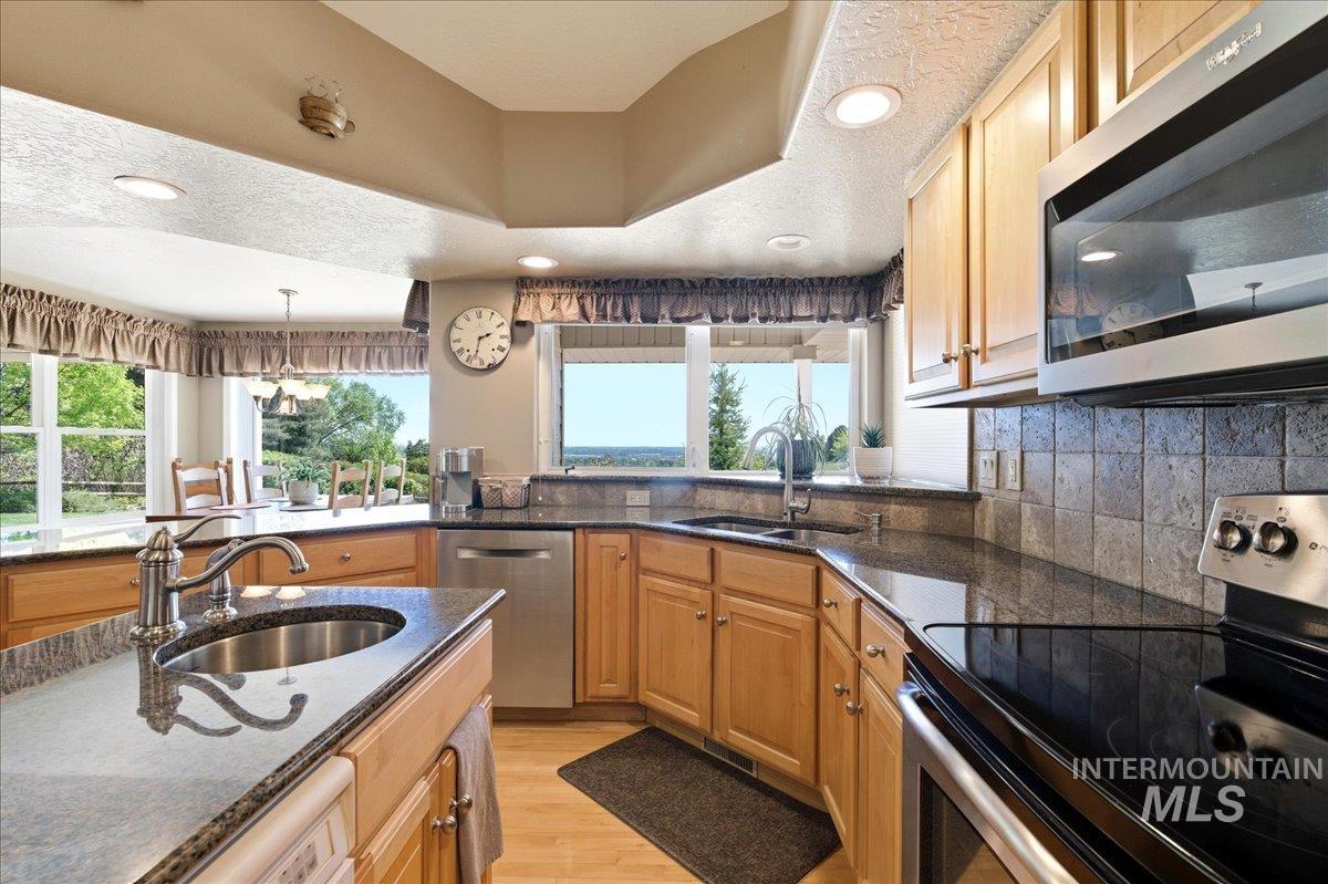 9547 W Golden View Dr, Star, Idaho 83669, 4 Bedrooms, 2.5 Bathrooms, Residential For Sale, Price $999,900,MLS 98985242