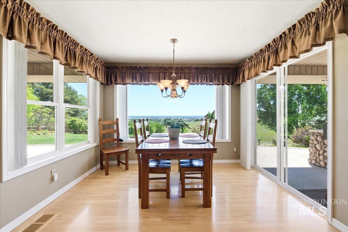 9547 W Golden View Dr, Star, Idaho 83669, 4 Bedrooms, 2.5 Bathrooms, Residential For Sale, Price $999,900,MLS 98985242
