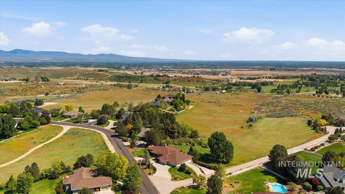 9547 W Golden View Dr, Star, Idaho 83669, 4 Bedrooms, 2.5 Bathrooms, Residential For Sale, Price $999,900,MLS 98985242