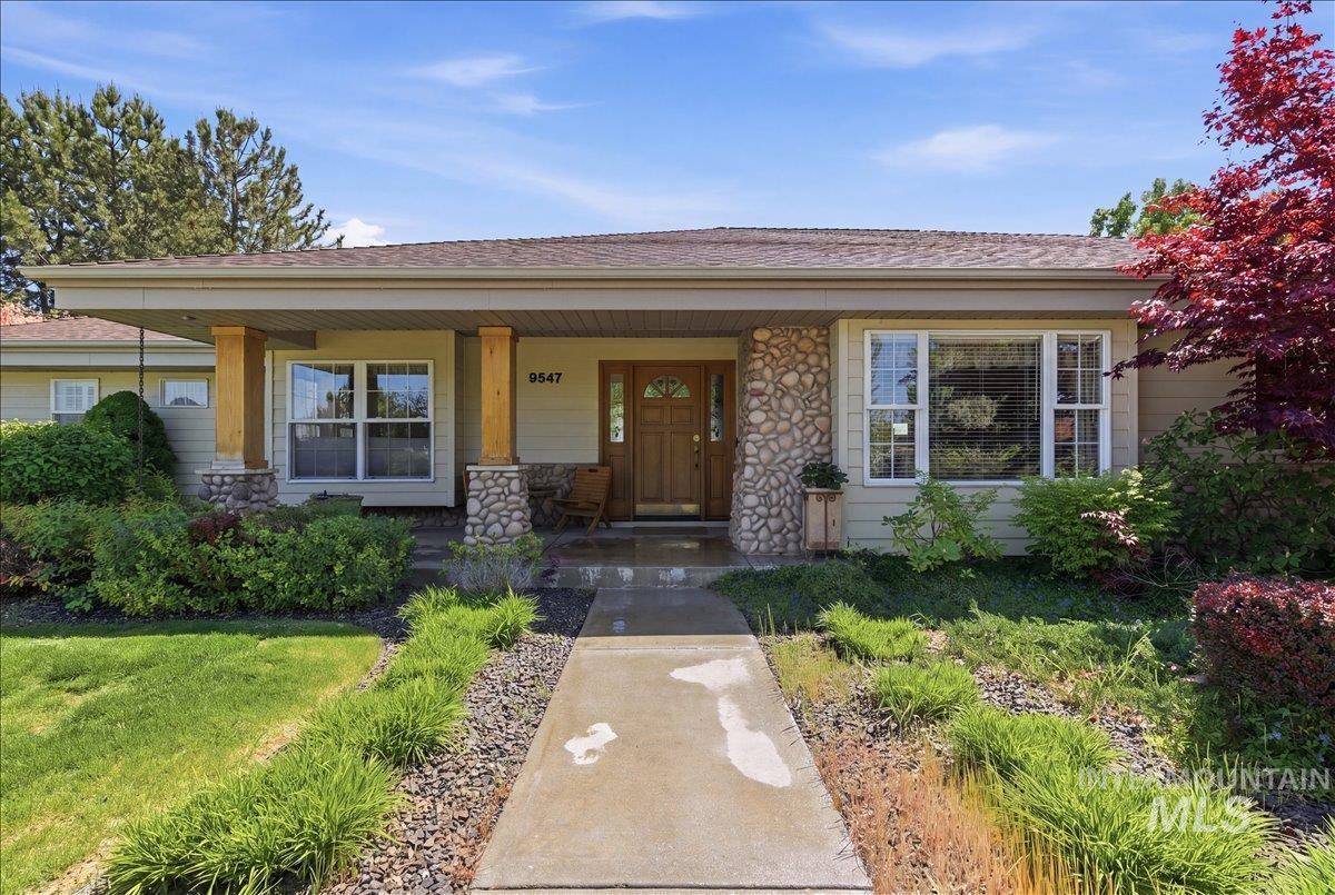 9547 W Golden View Dr, Star, Idaho 83669, 4 Bedrooms, 2.5 Bathrooms, Residential For Sale, Price $999,900,MLS 98985242