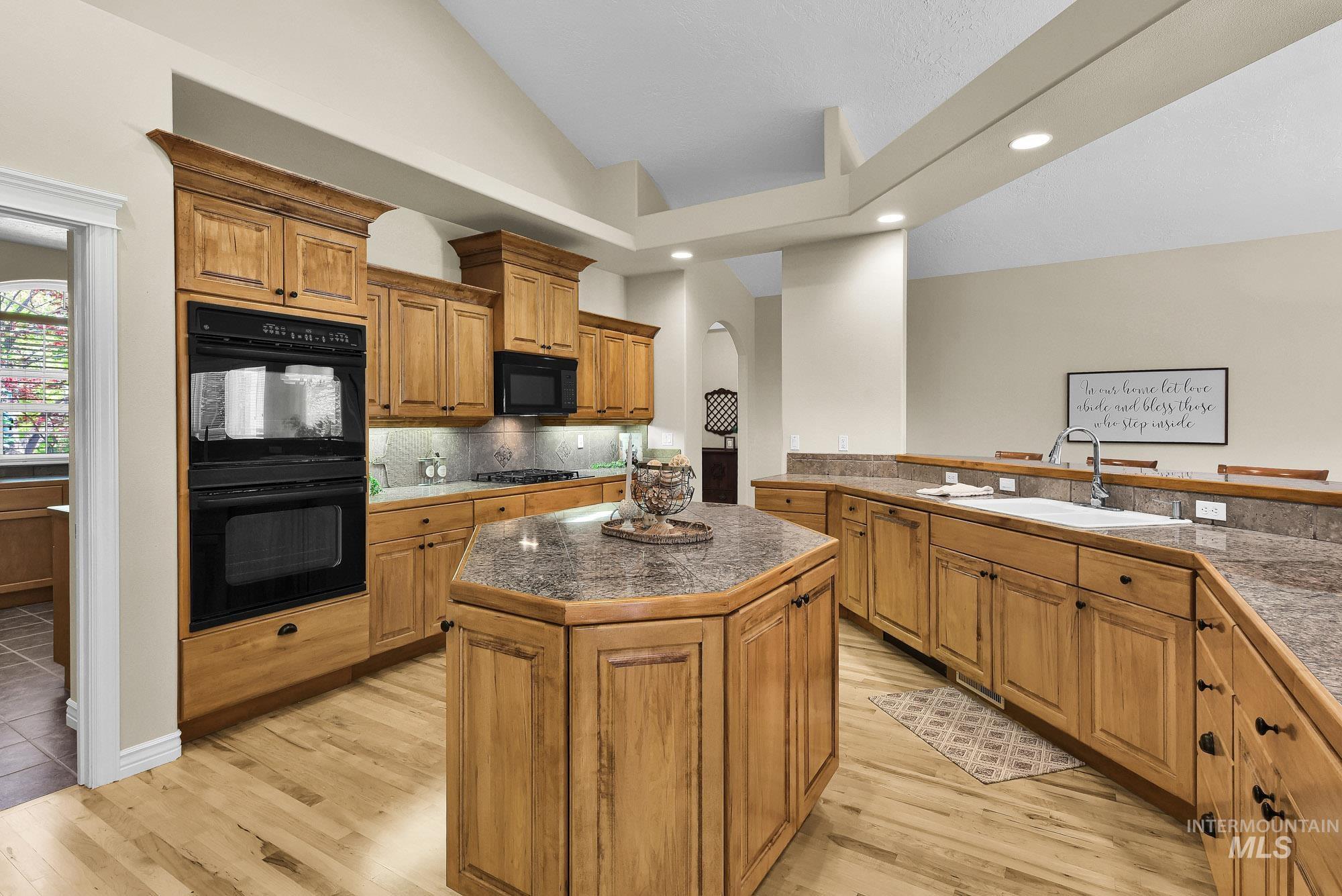 5065 N Golden View Ct, Star, Idaho 83669, 4 Bedrooms, 2.5 Bathrooms, Residential For Sale, Price $1,125,000,MLS 98985245
