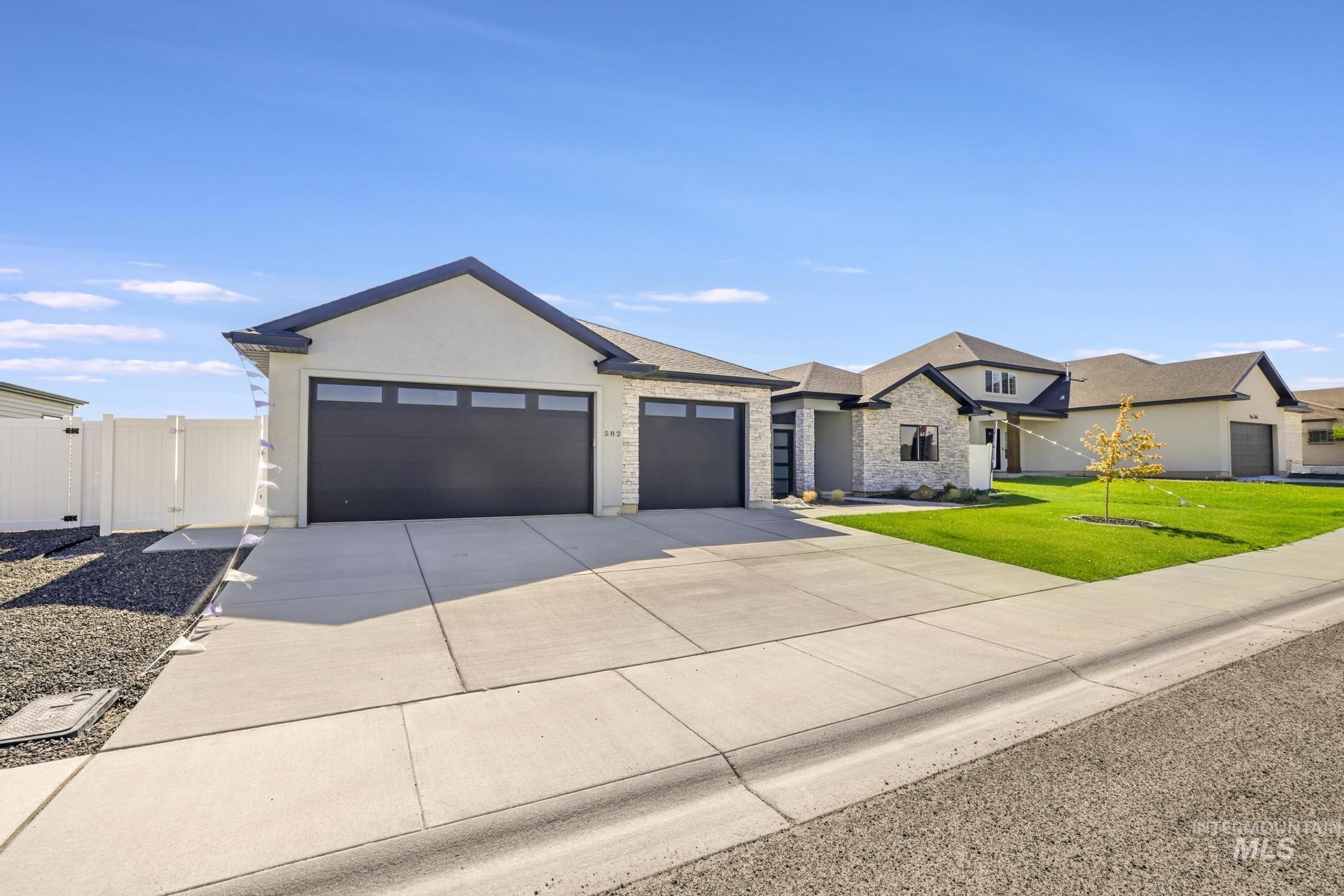 582 Moonbeam way, Twin Falls, Idaho 83301, 4 Bedrooms, 2.5 Bathrooms, Residential For Sale, Price $649,900,MLS 98985306