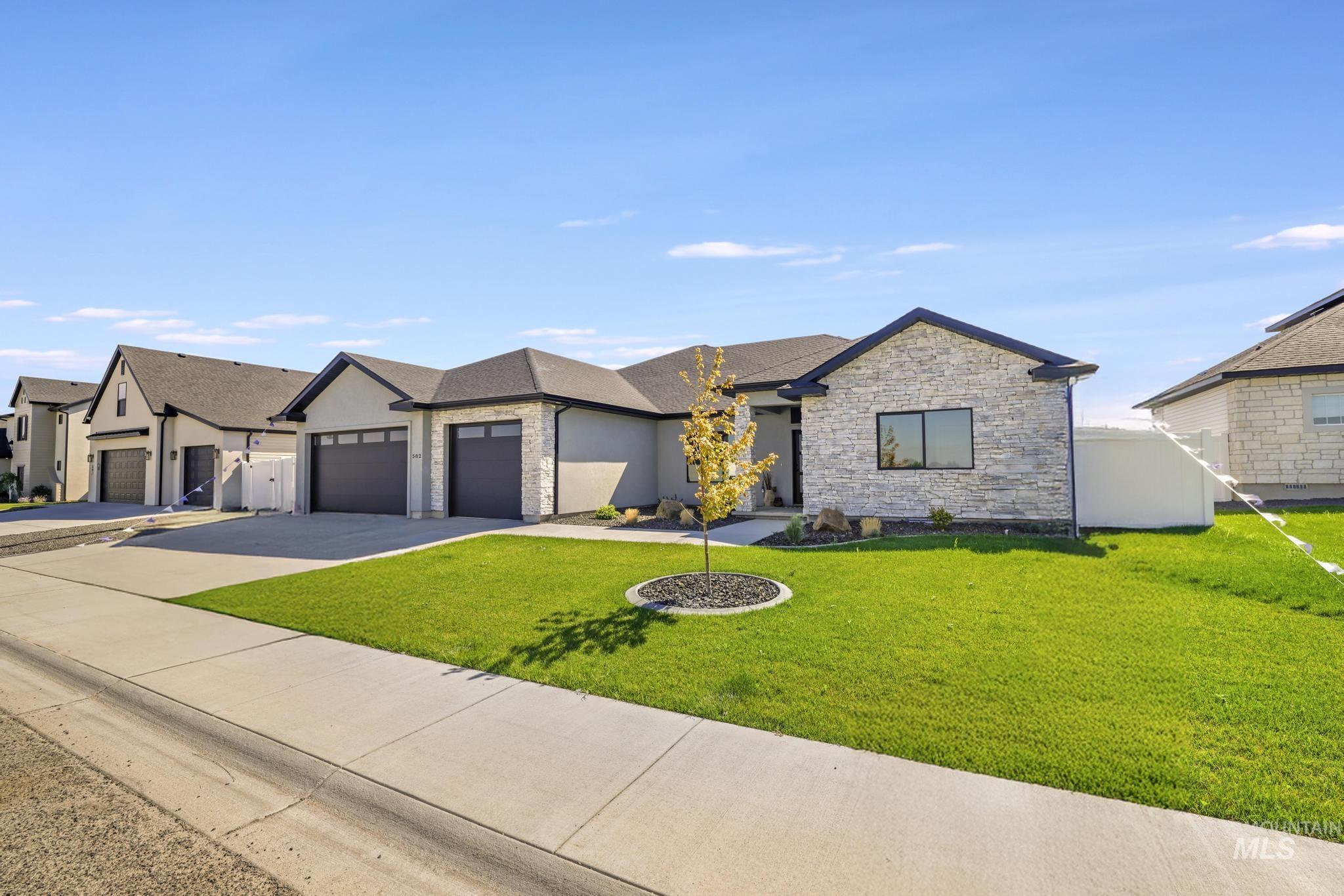 582 Moonbeam way, Twin Falls, Idaho 83301, 4 Bedrooms, 2.5 Bathrooms, Residential For Sale, Price $649,900,MLS 98985306